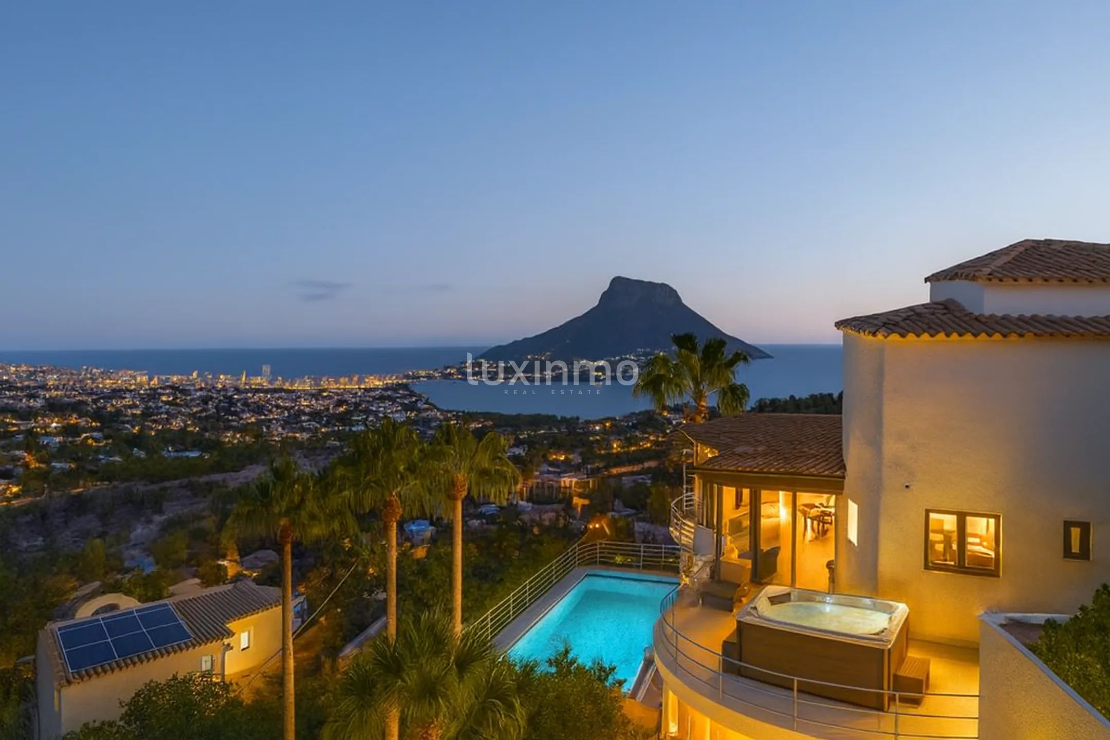 Villa reformada de 5 dormitorios con vistas panorámicas al mar en Calpe
