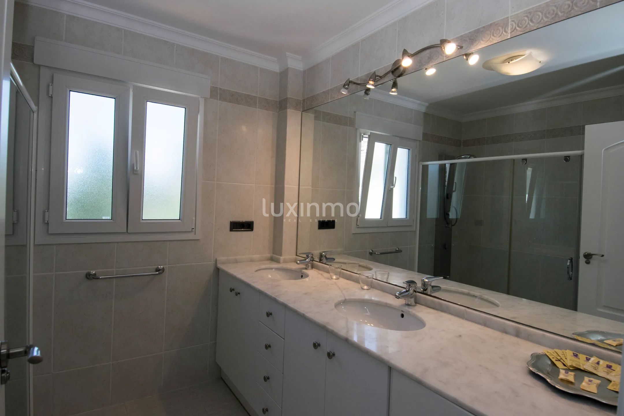 Charming 1-Bedroom with sea and mountain Views — photo 20