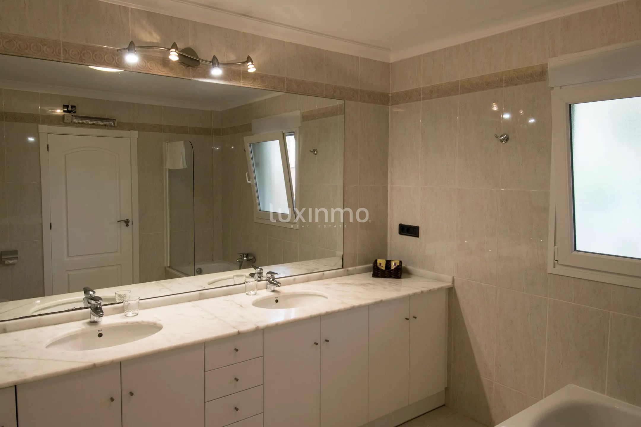 Charming 1-Bedroom with sea and mountain Views — photo 18