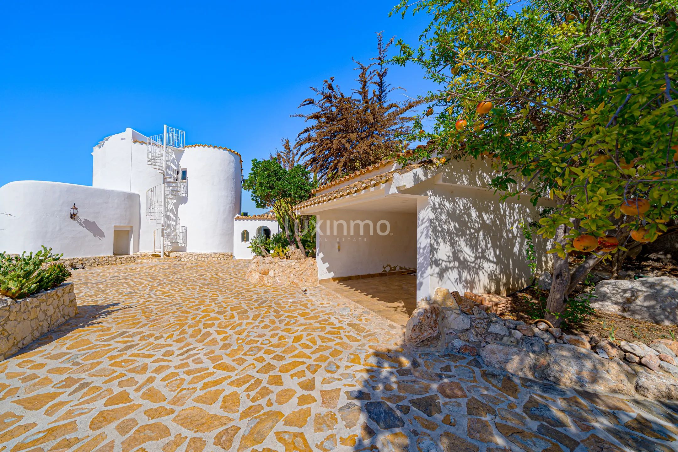 Charming mediterranean-style 4-bedroom villa with sea views — photo 32