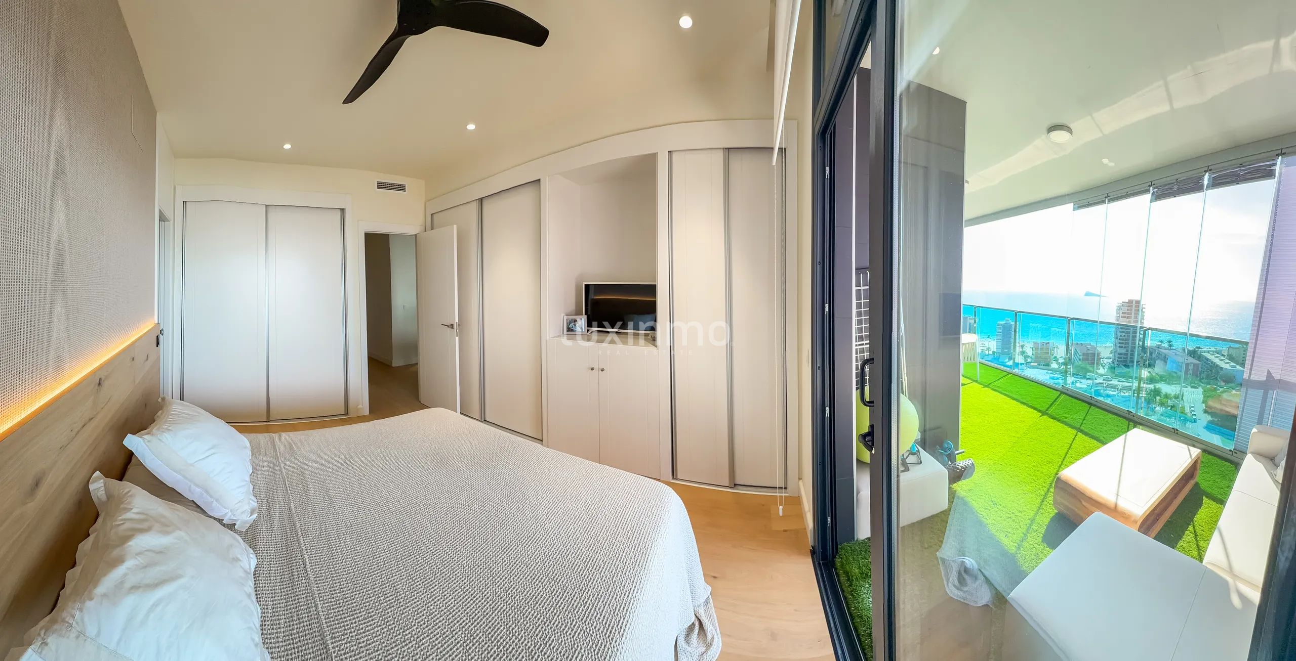 Stunning sea view modern apartment in Sunset Drive, Benidorm — photo 12