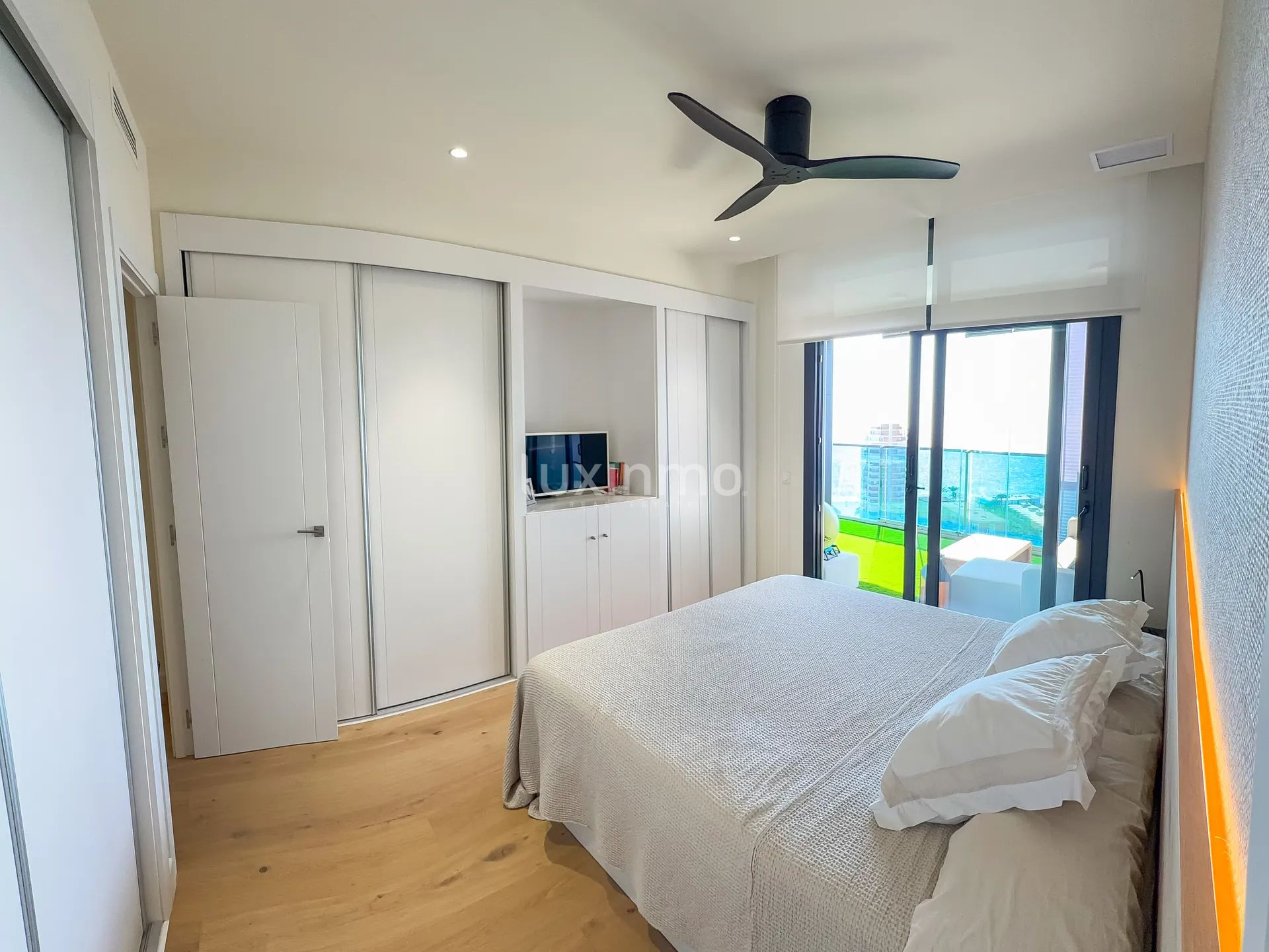 Stunning sea view modern apartment in Sunset Drive, Benidorm — photo 11