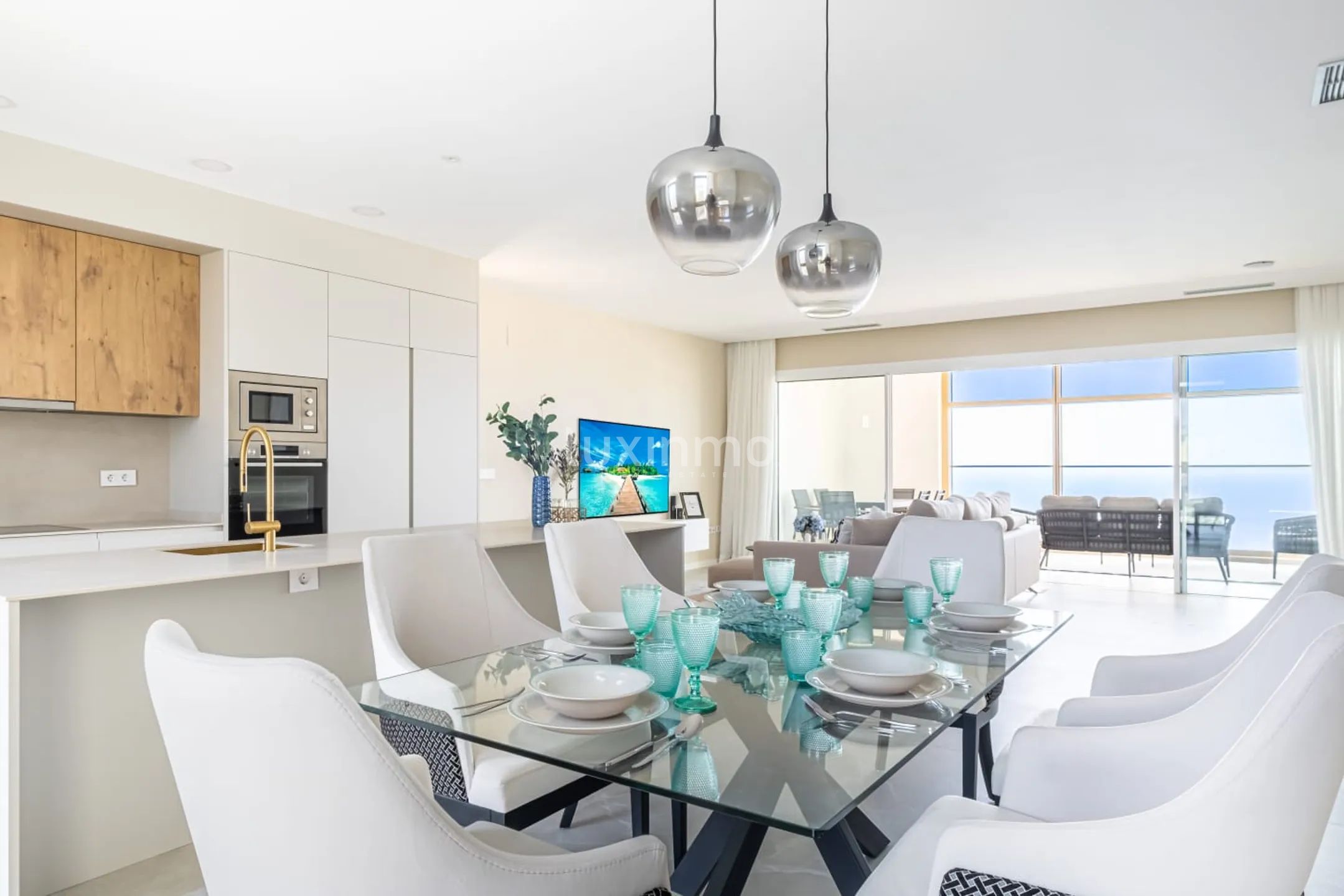 3 Bed Luxury Apartment in West Beach — photo 3