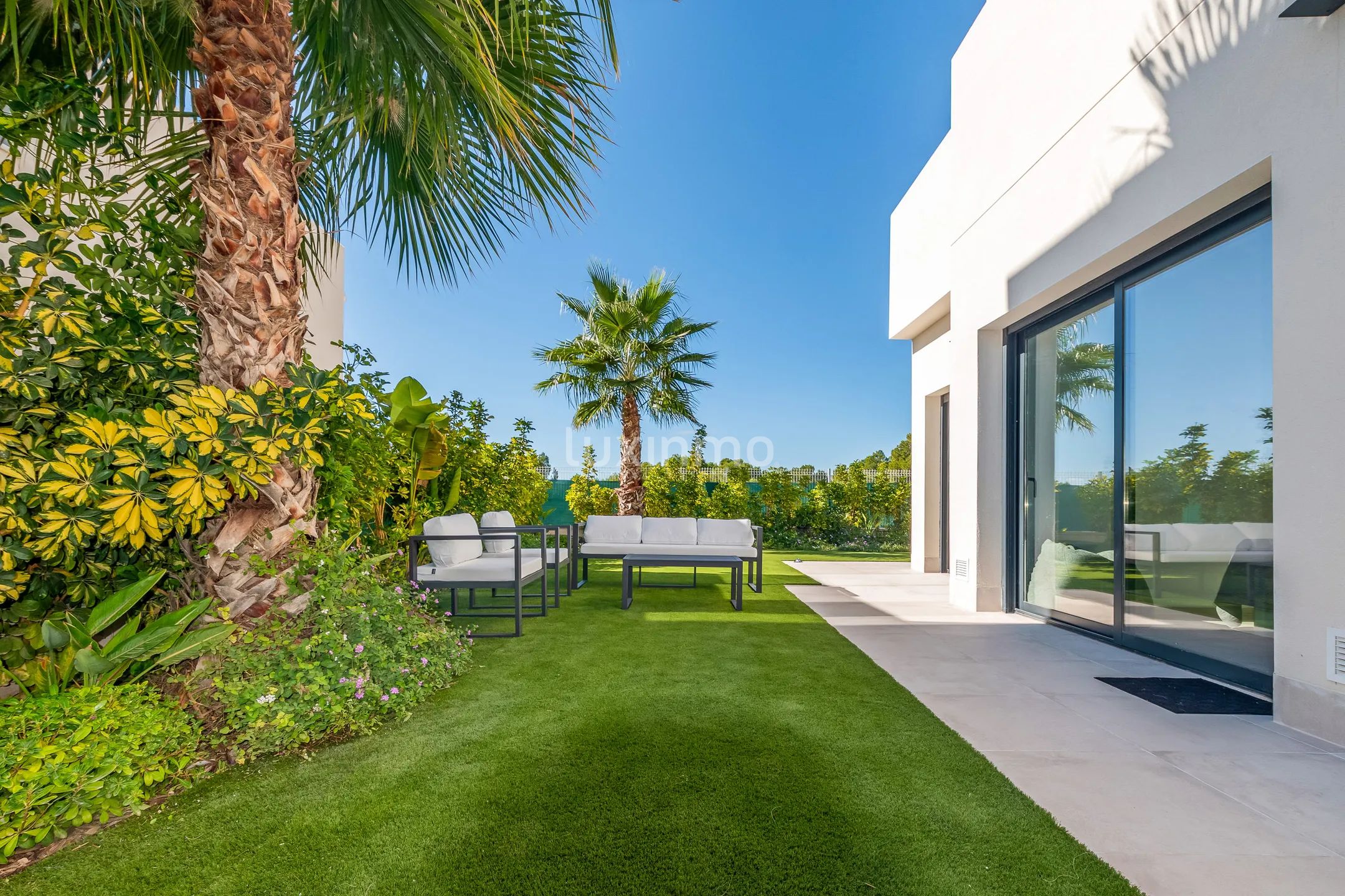 Villa with town and mountain views for rent in Finestrat — photo 22