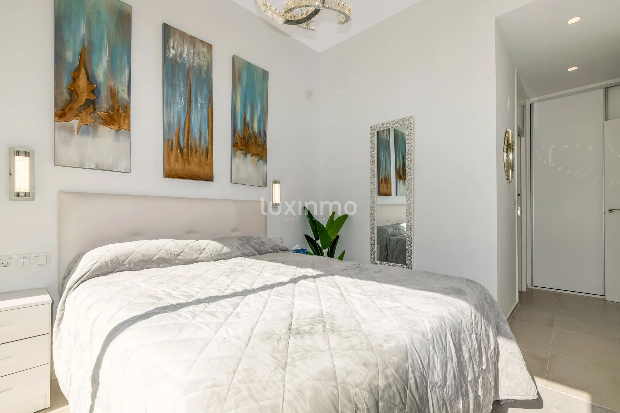 Villa with town and mountain views for rent in Finestrat — photo 15