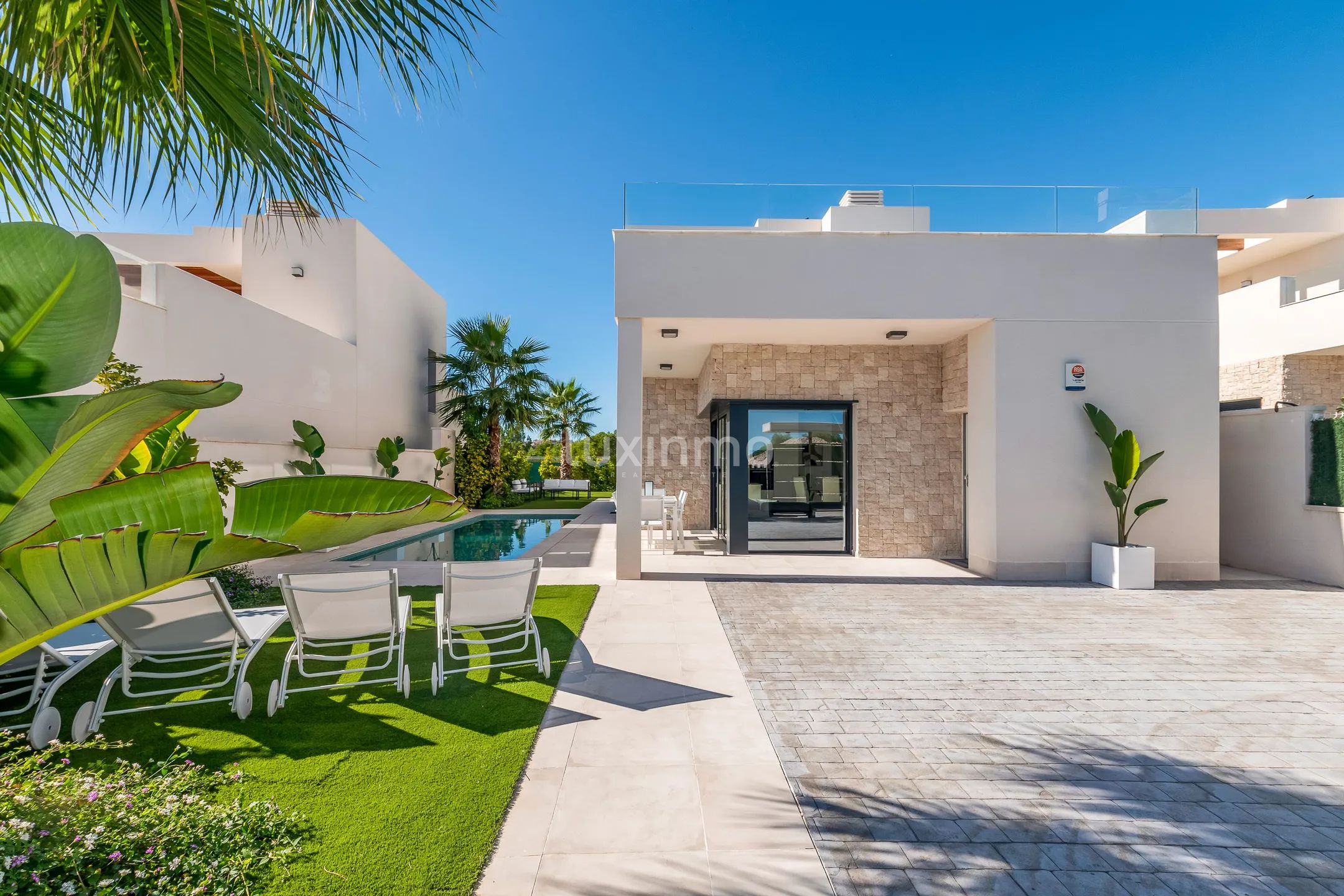 Villa with town and mountain views for rent in Finestrat — photo 21