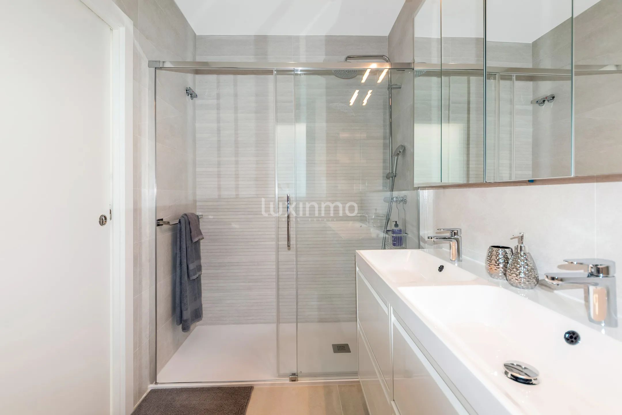 Villa with town and mountain views for rent in Finestrat — photo 17