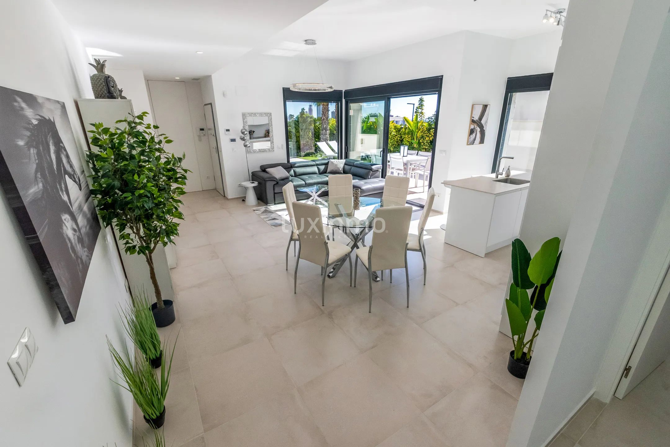 Villa with town and mountain views for rent in Finestrat — photo 8