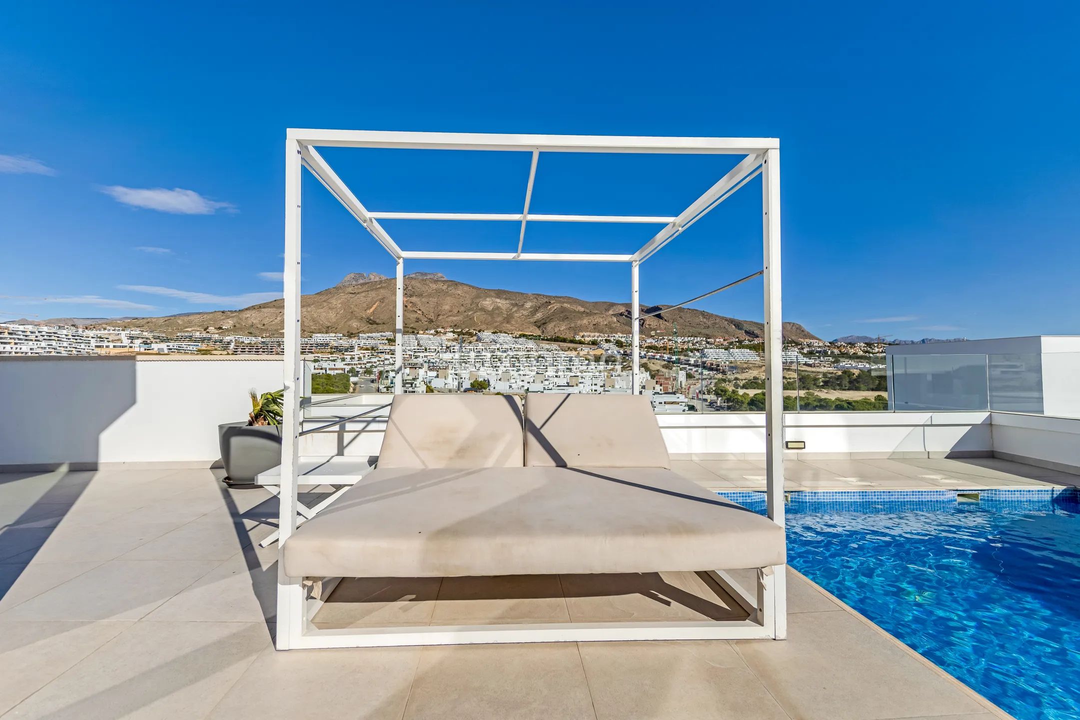 Luxury 3 bed villa with private pool and jacuzzi with sea views in Finestrat for rent — photo 7