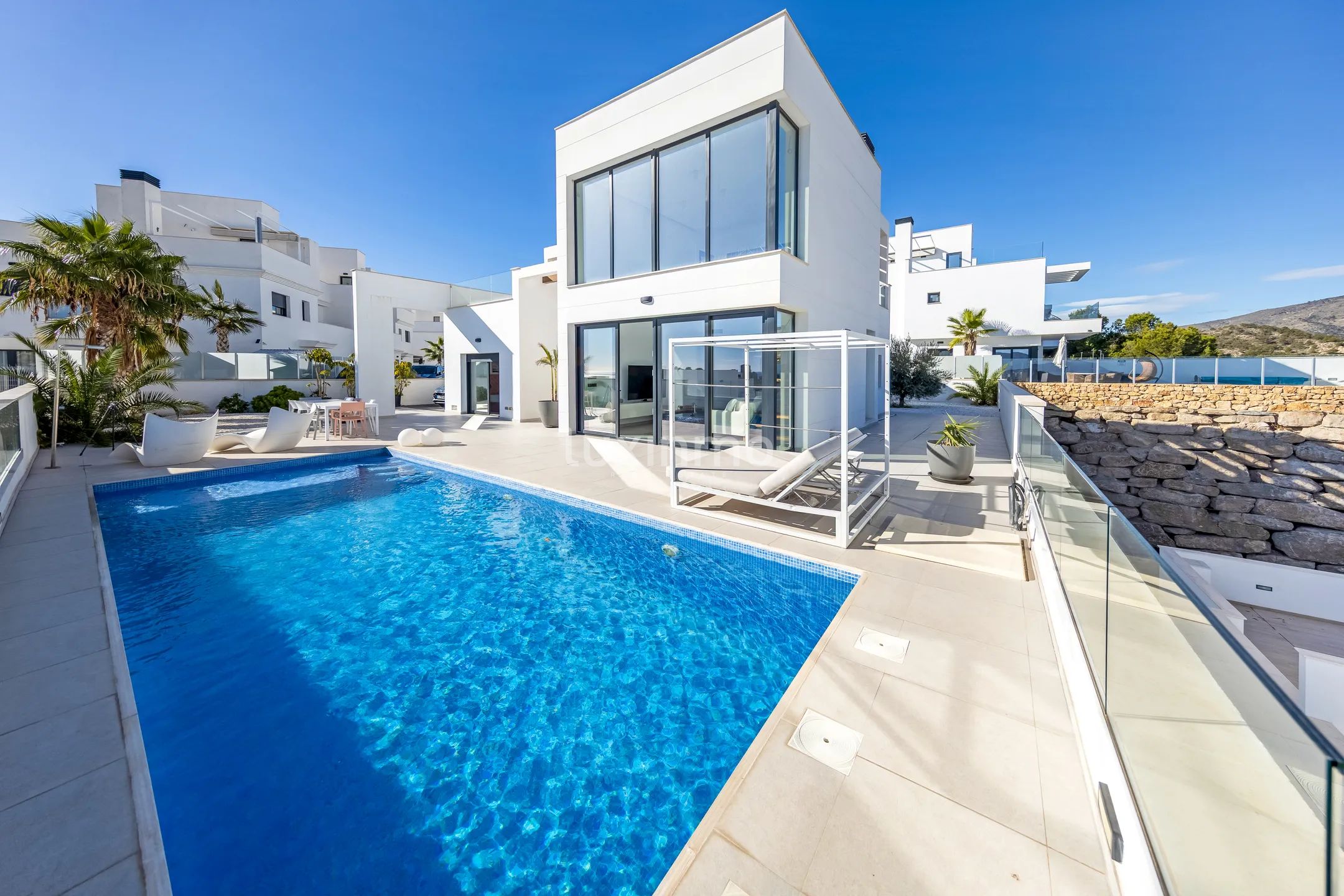 Luxe 3 slaapkamer villa met privé zwembad en jacuzzi met zeezicht in Finestrat te huur