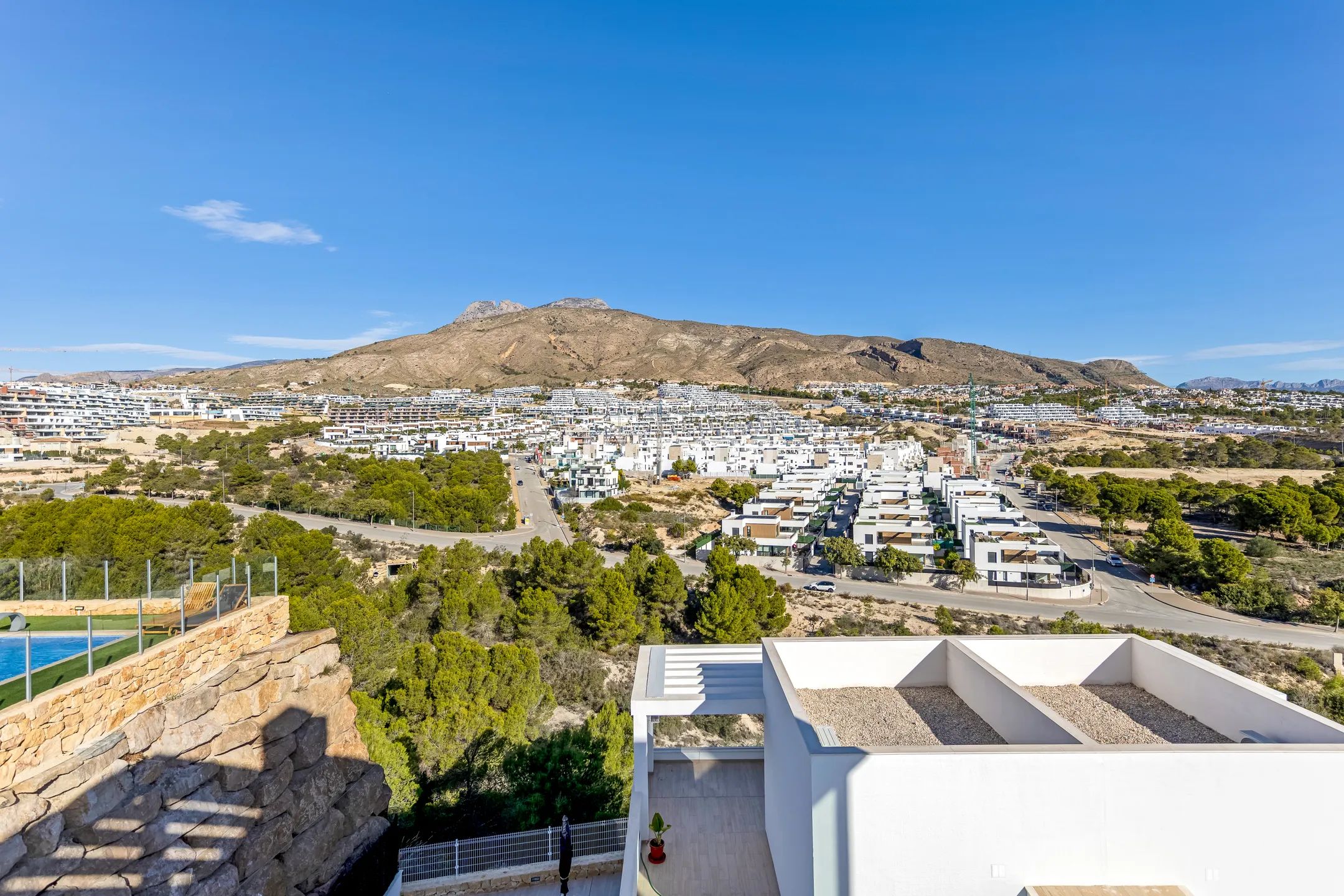Luxury 3 bed villa with private pool and jacuzzi with sea views in Finestrat for rent — photo 4