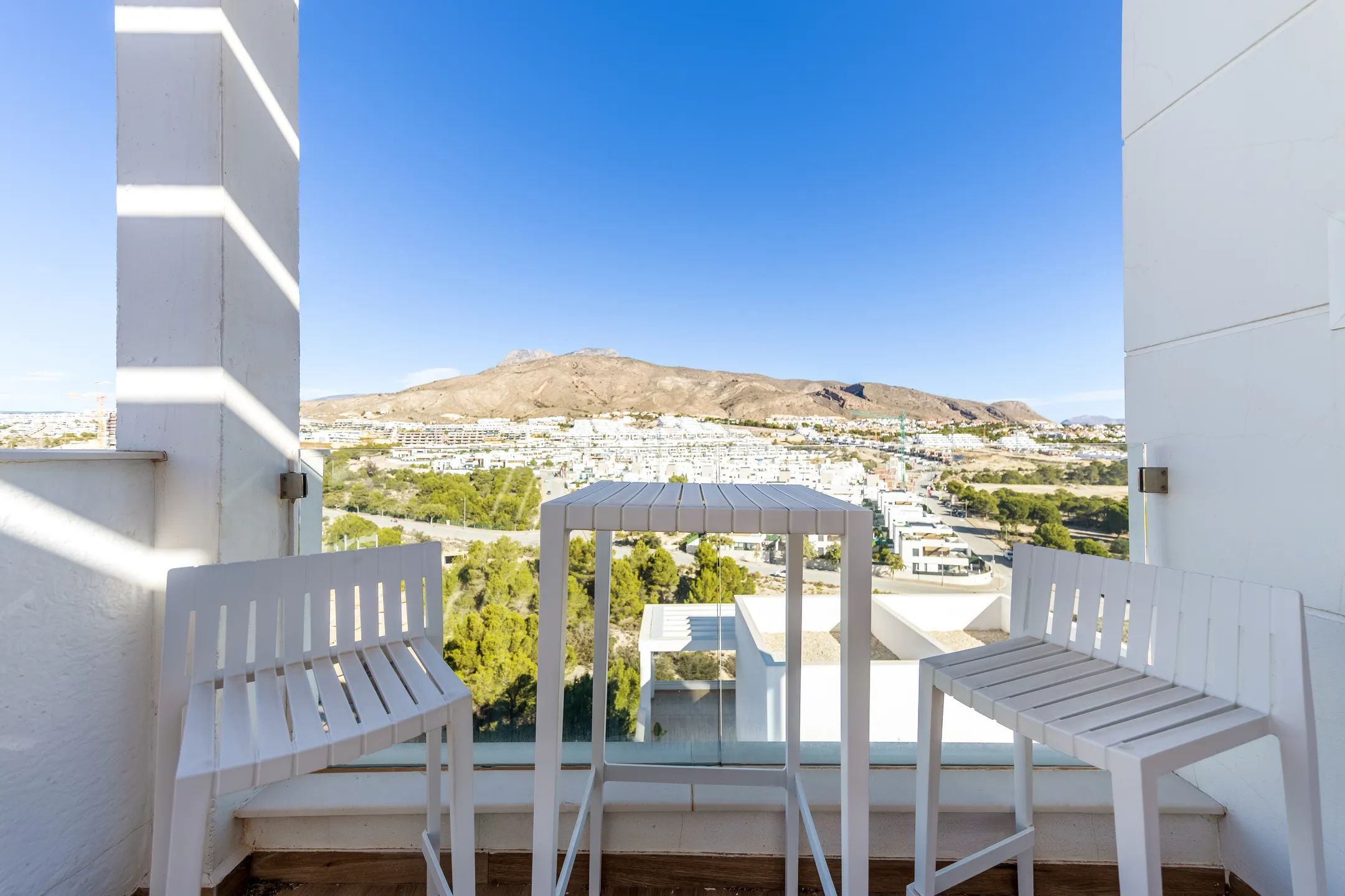 Luxury 3 bed villa with private pool and jacuzzi with sea views in Finestrat for rent — photo 31