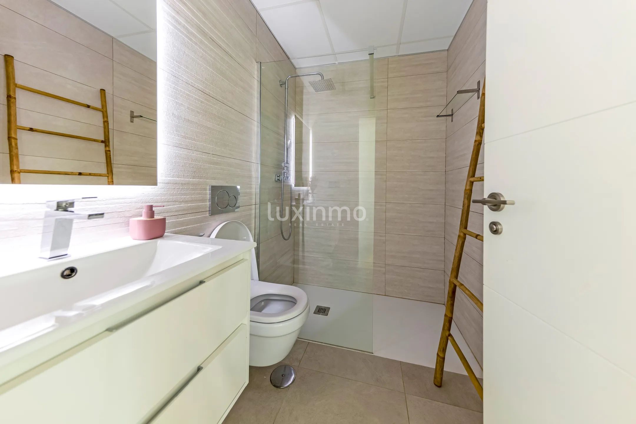 Luxury 3 bed villa with private pool and jacuzzi with sea views in Finestrat for rent — photo 21