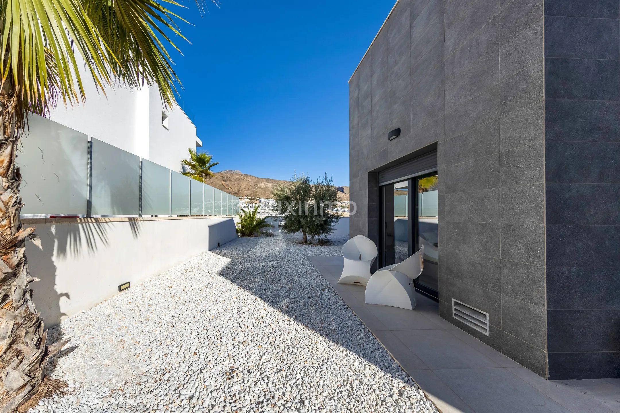 Luxury 3 bed villa with private pool and jacuzzi with sea views in Finestrat for rent — photo 9