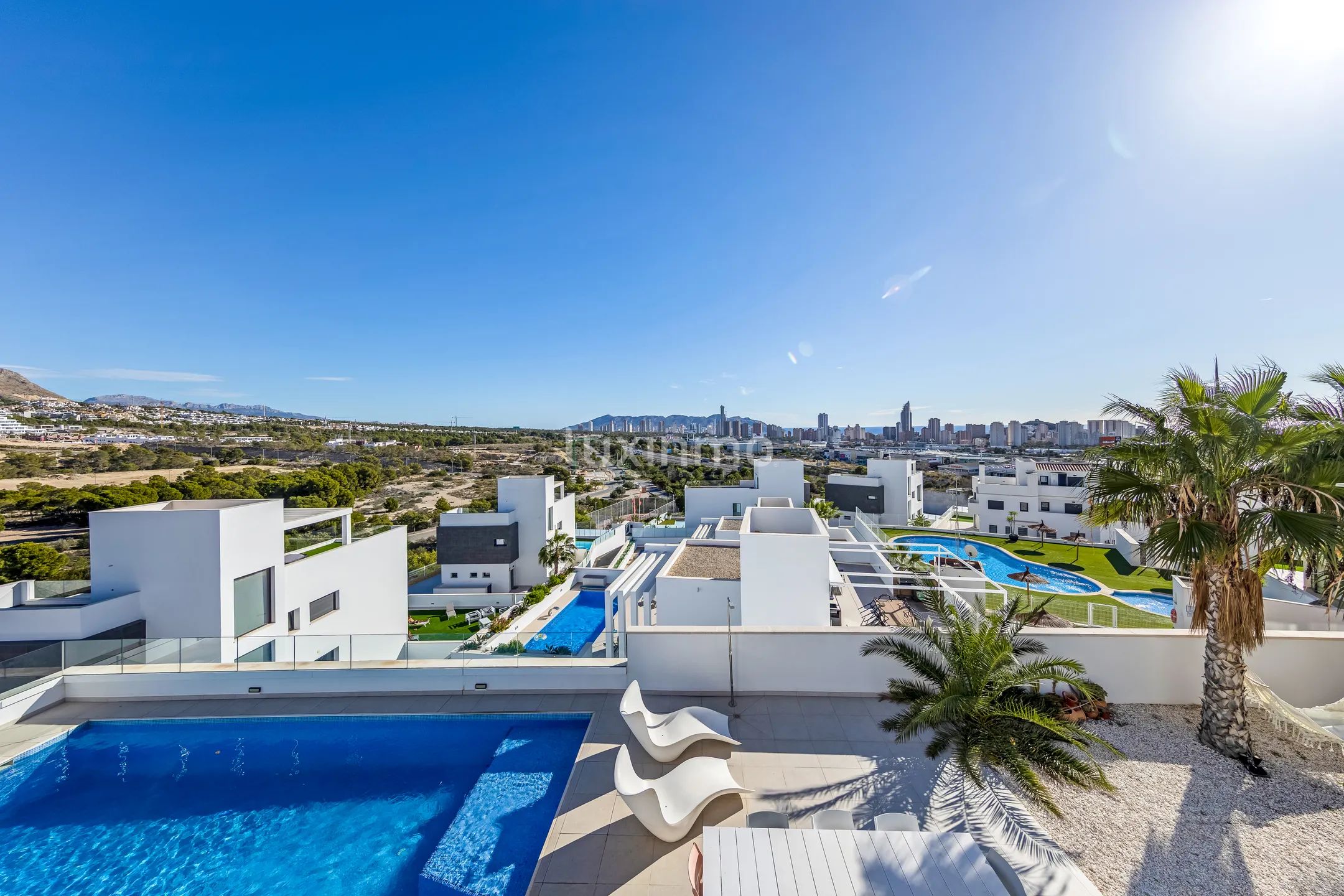 Luxury 3 bed villa with private pool and jacuzzi with sea views in Finestrat for rent — photo 3