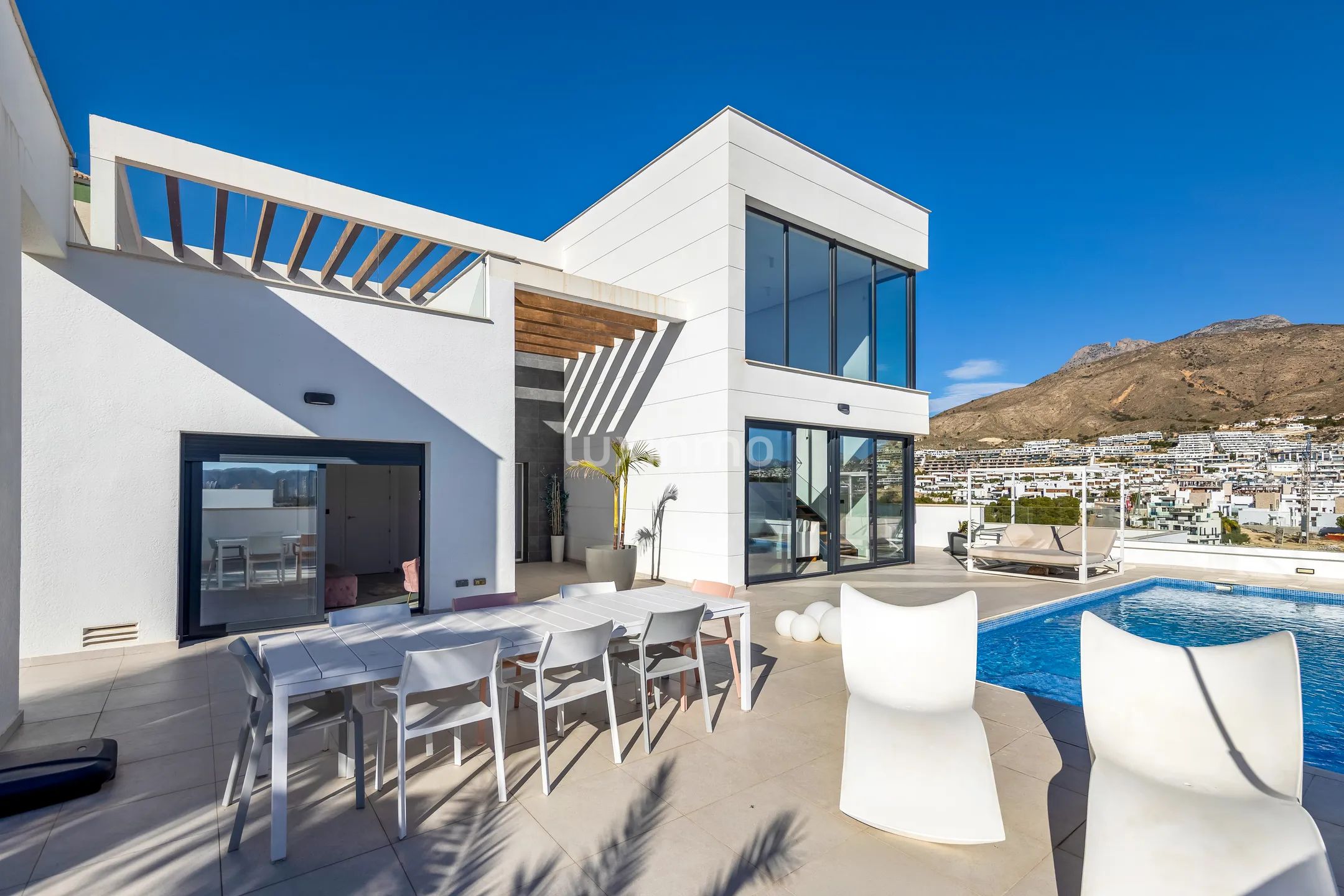 Luxury 3 bed villa with private pool and jacuzzi with sea views in Finestrat for rent — photo 2