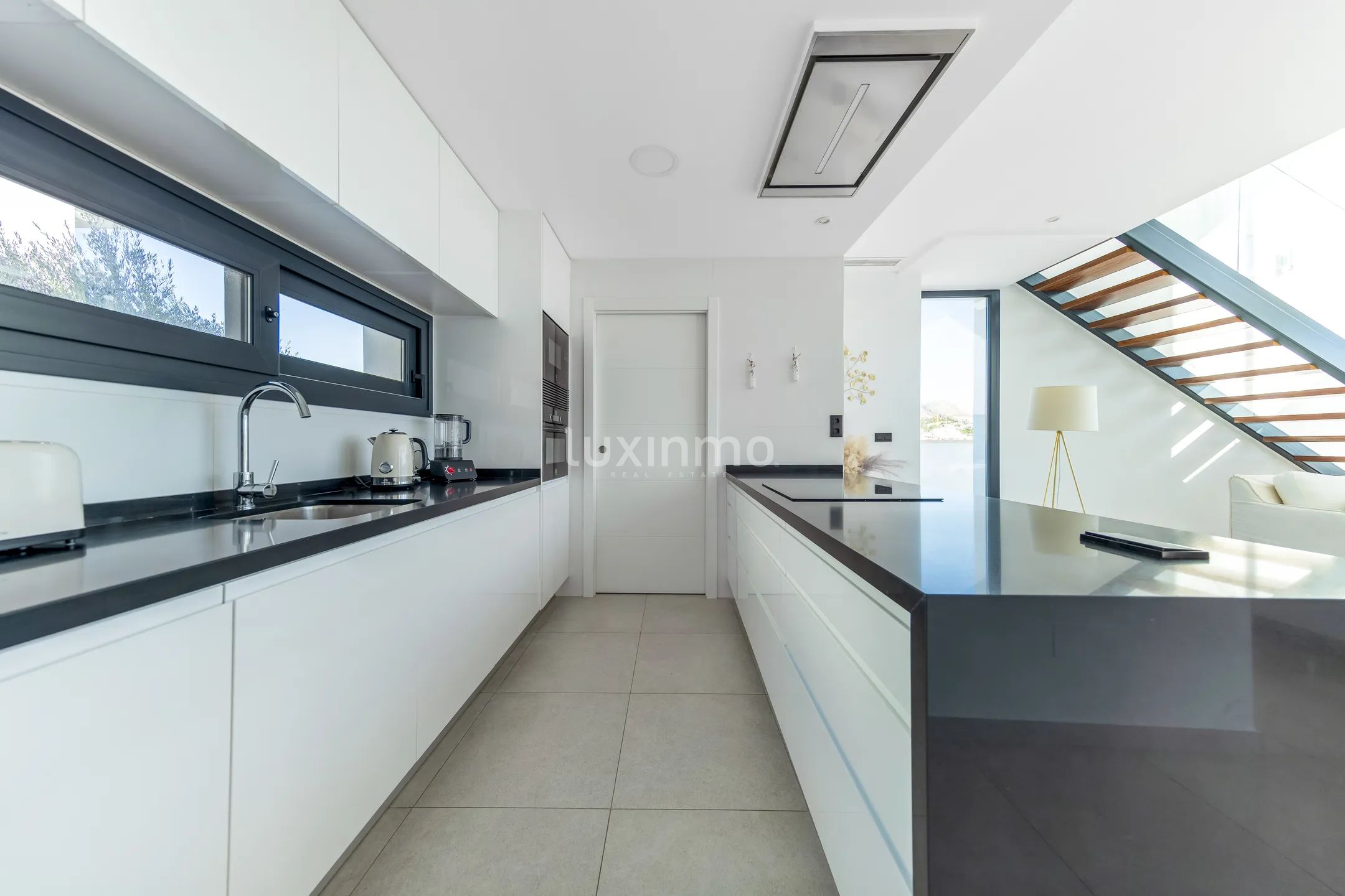 Luxury 3 bed villa with private pool and jacuzzi with sea views in Finestrat for rent — photo 18