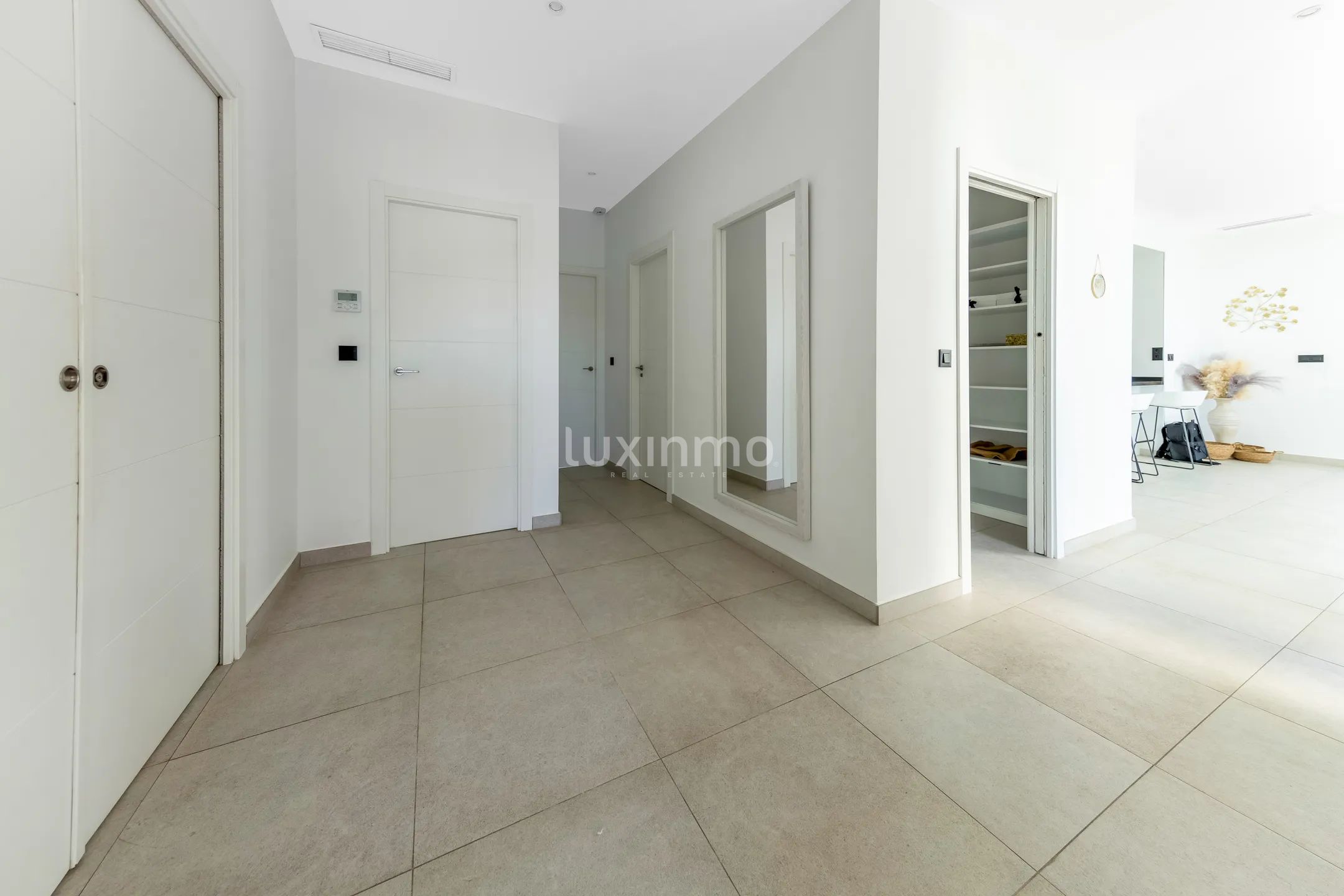 Luxury 3 bed villa with private pool and jacuzzi with sea views in Finestrat for rent — photo 25