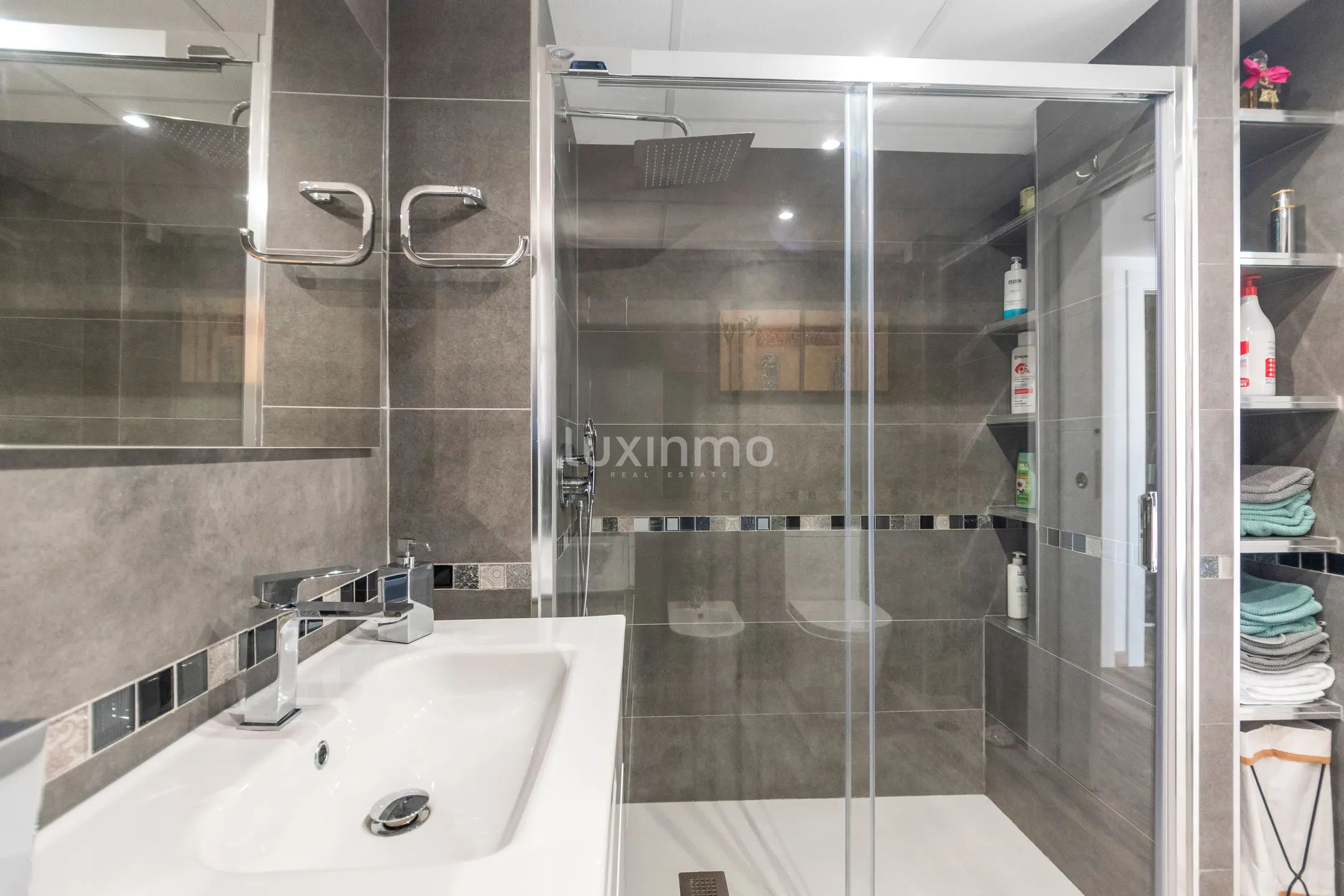Prachtig gerenoveerd appartement met uitzicht op zee in Playa Poniente — photo 24