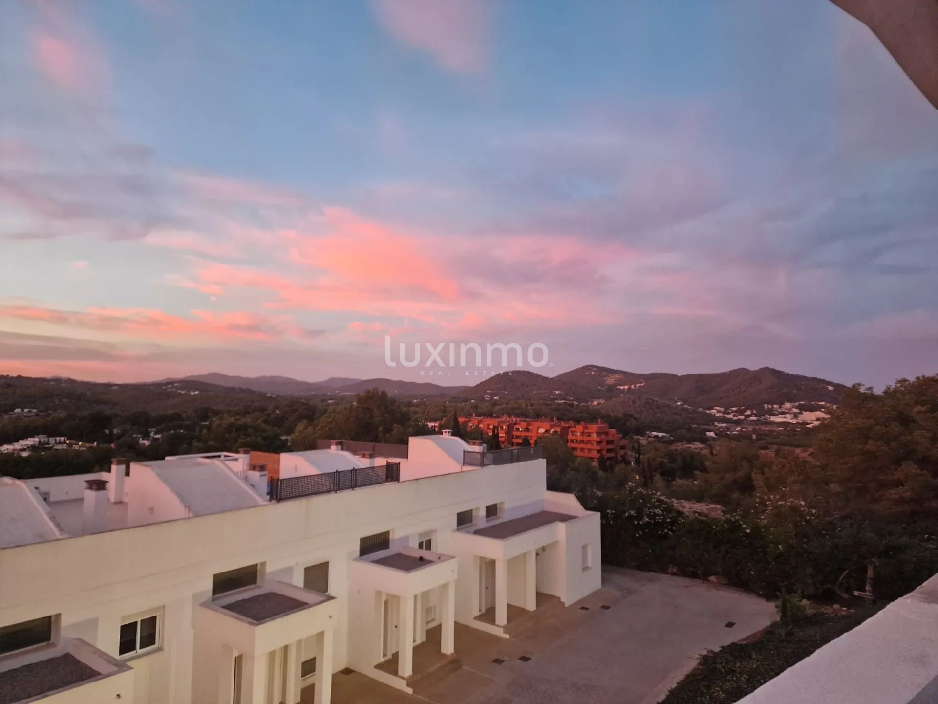 Oszałamiający nowoczesny dom w zabudowie bliźniaczej z 4 sypialniami i widokiem na góry w Roca Llisa