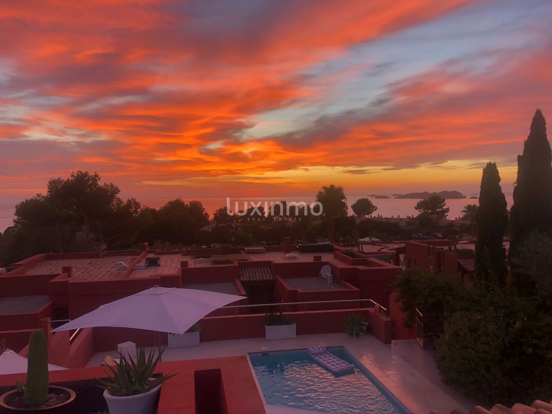 Charming mediterranean semi-detached house with sunset views in Cala Tarida — photo 4