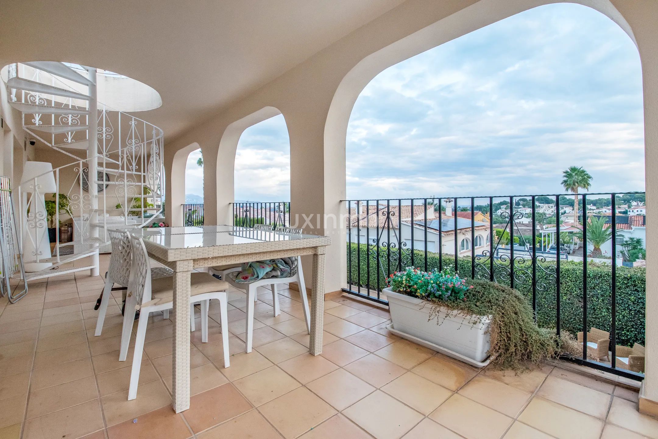 Moderne 6-Schlafzimmer-Villa mit privatem Pool und Meerblick in Alfáz Del Pí — photo 8