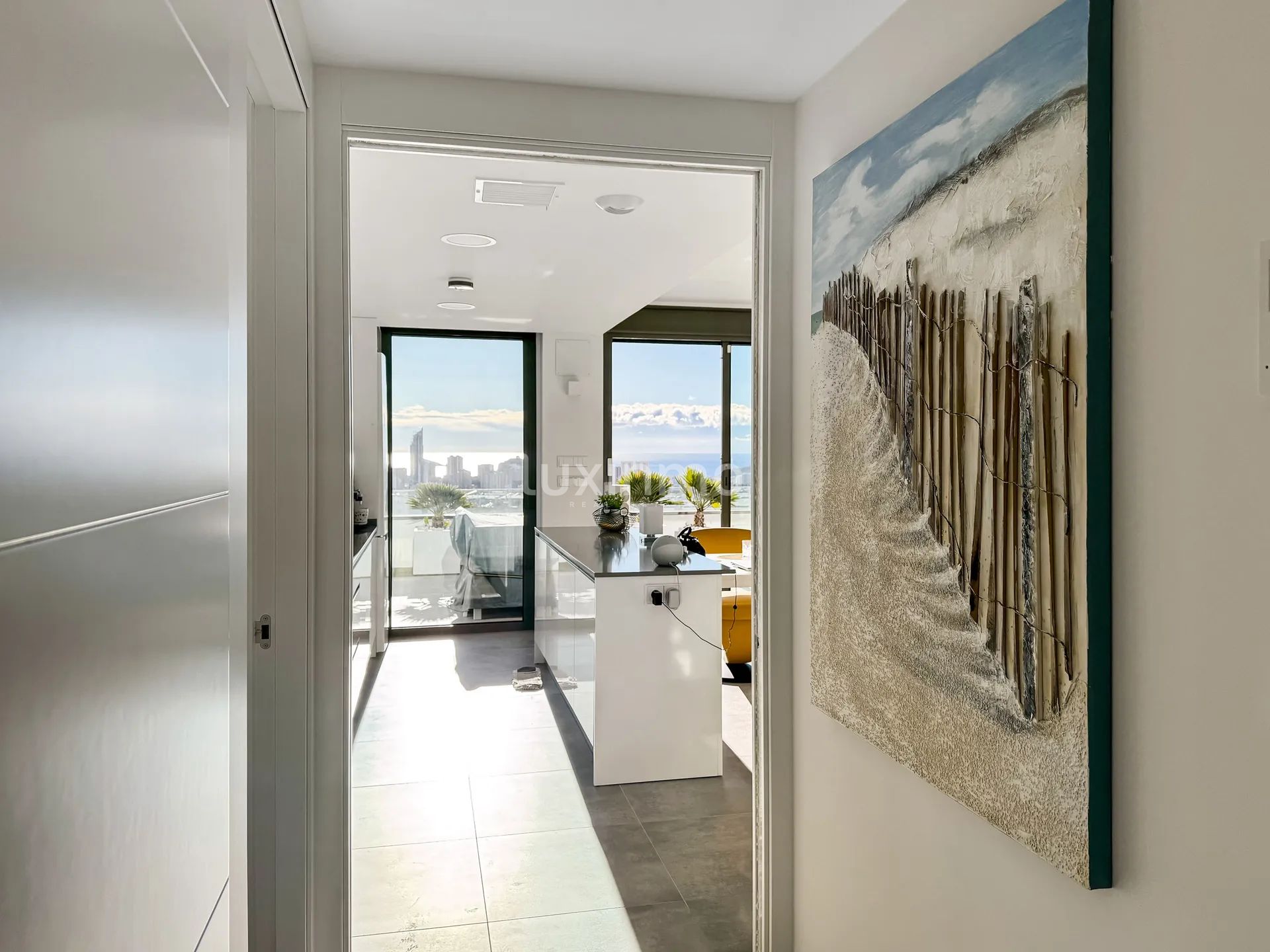Luxurious appartment with sea & mountain views — photo 6