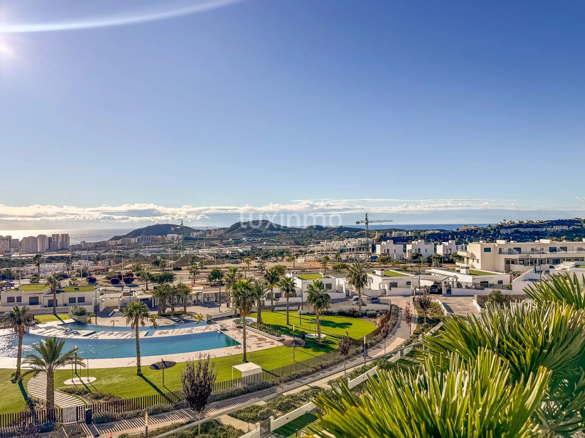 Luxurious appartment with sea & mountain views — photo 2