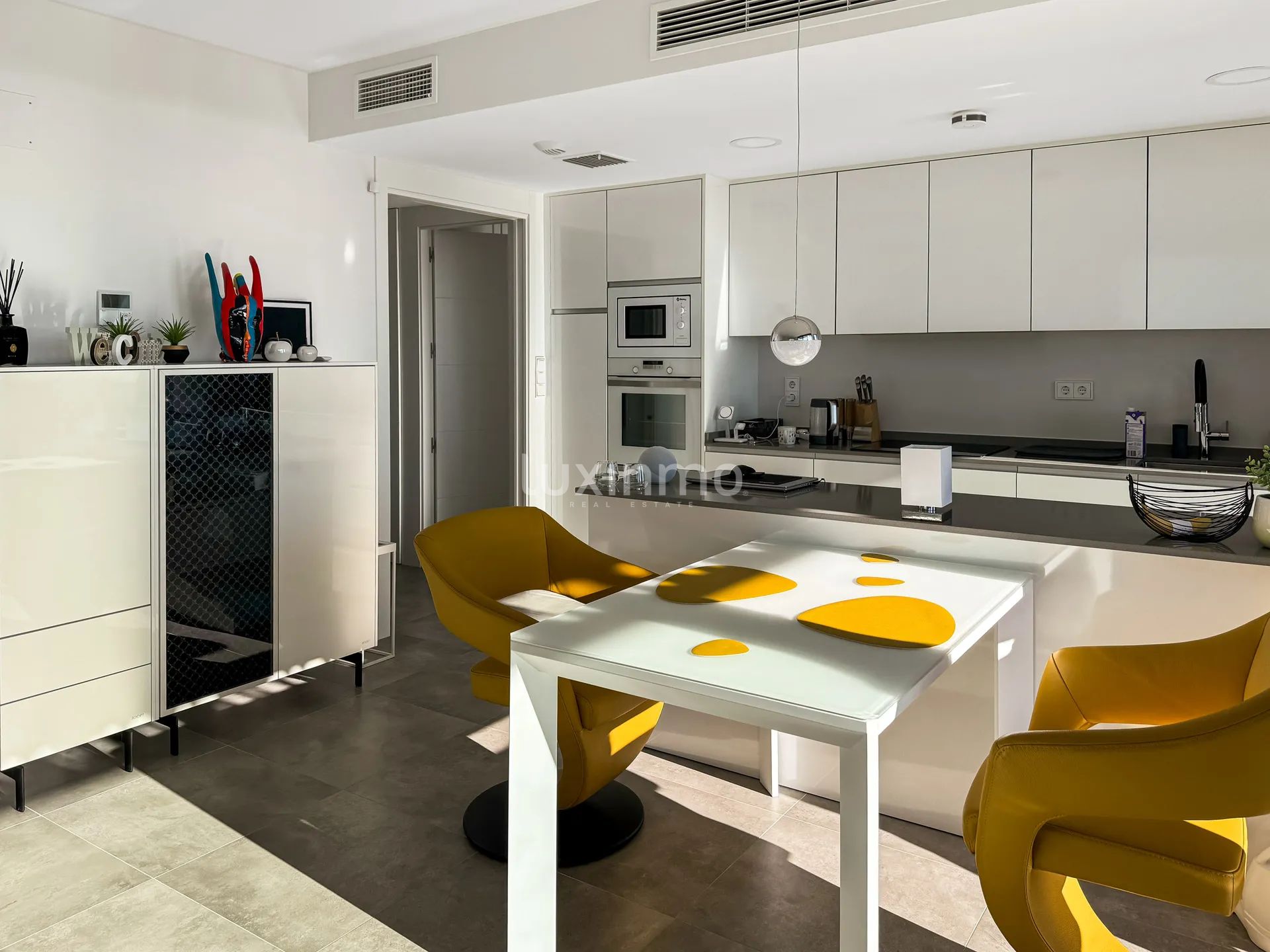 Luxurious appartment with sea & mountain views — photo 9