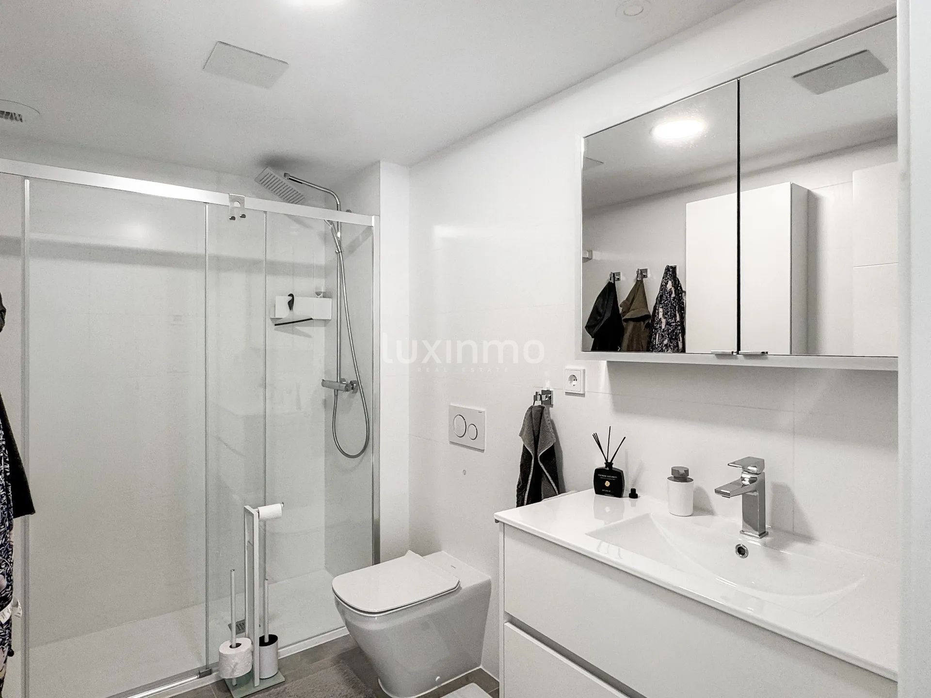 Luxurious appartment with sea & mountain views — photo 20