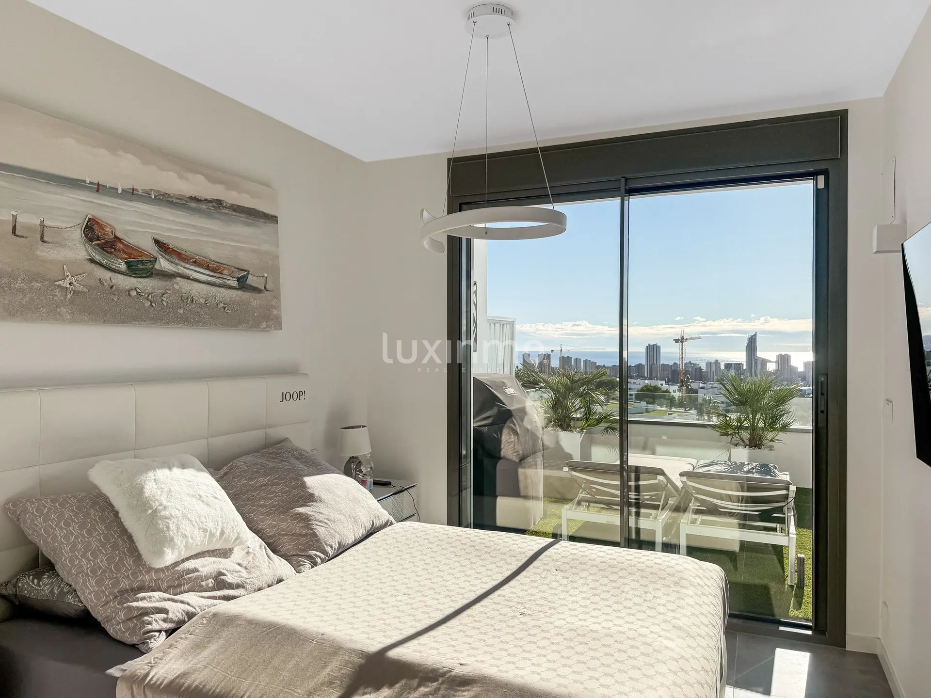 Luxurious appartment with sea & mountain views — photo 19