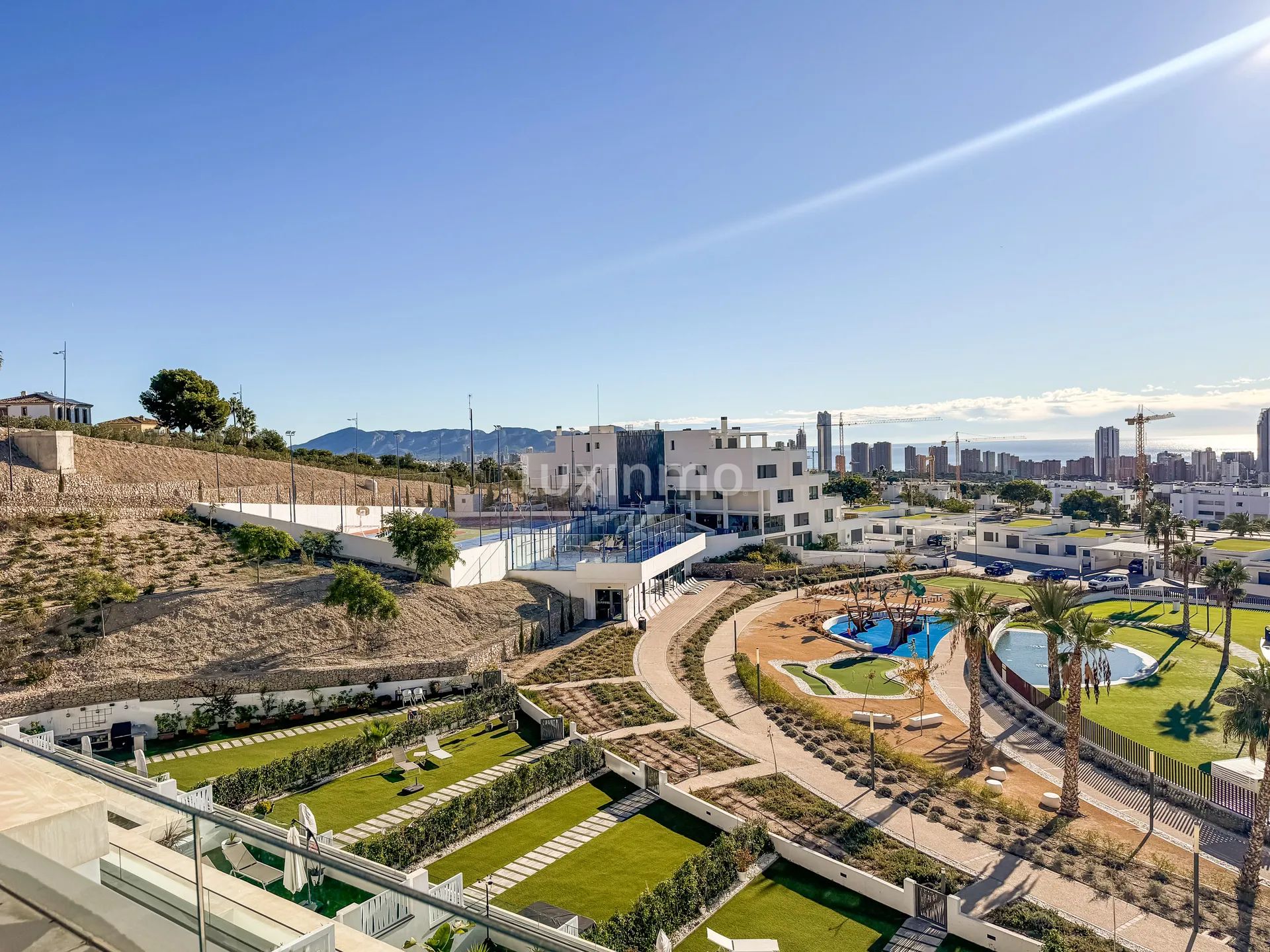 Luxurious appartment with sea & mountain views — photo 3