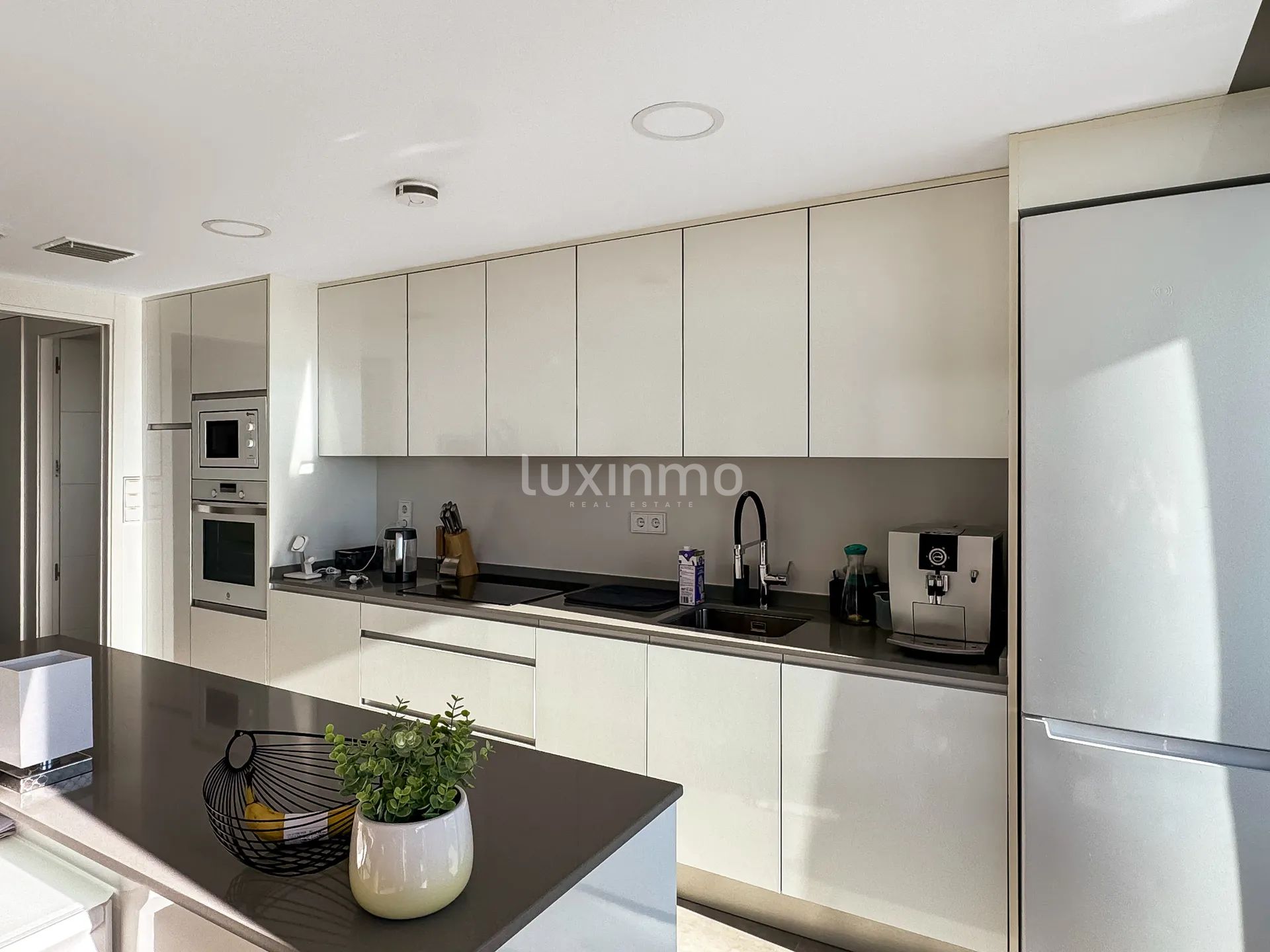 Luxurious appartment with sea & mountain views — photo 8