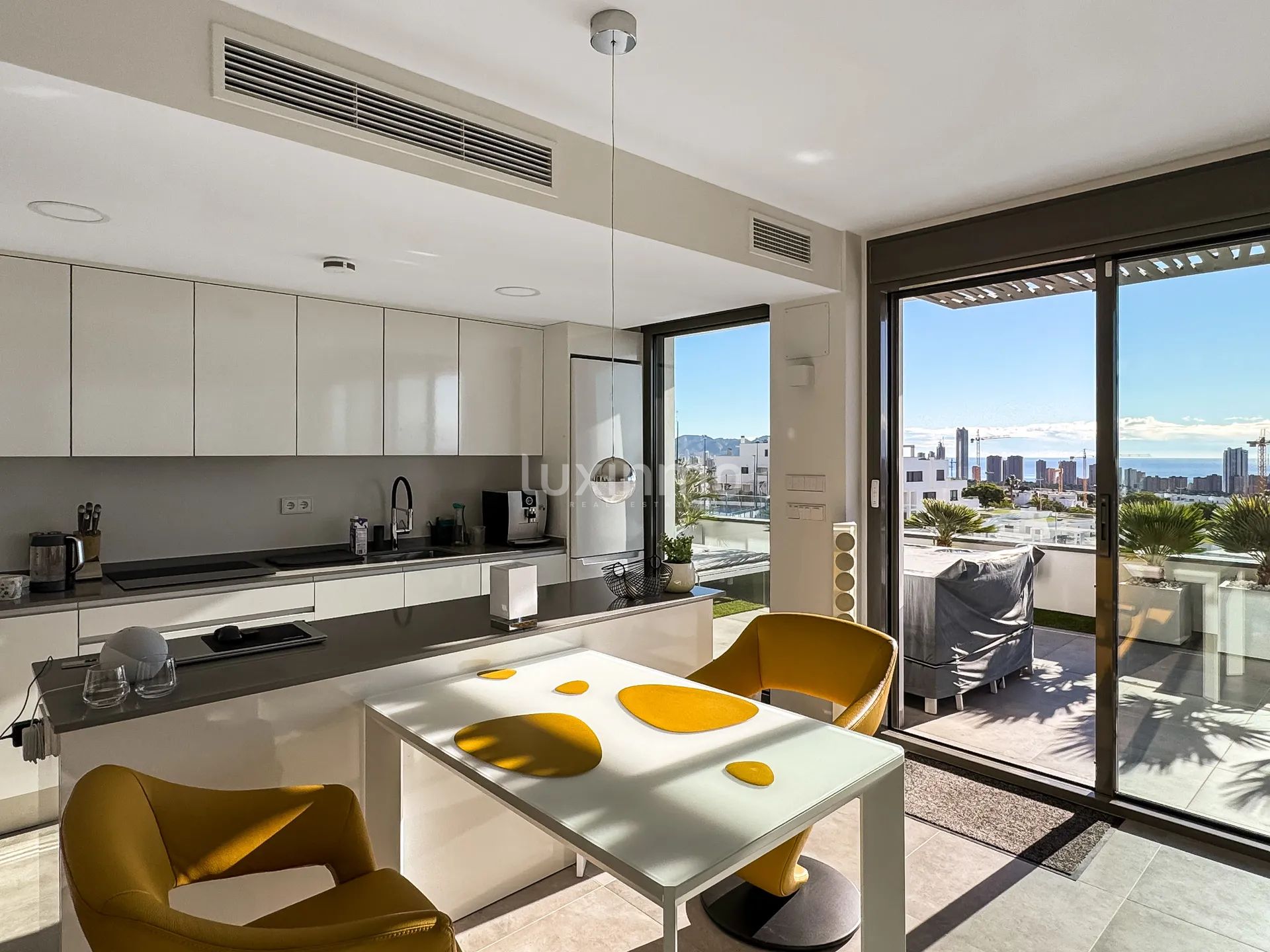 Luksusowy apartament z widokiem na morze i góry