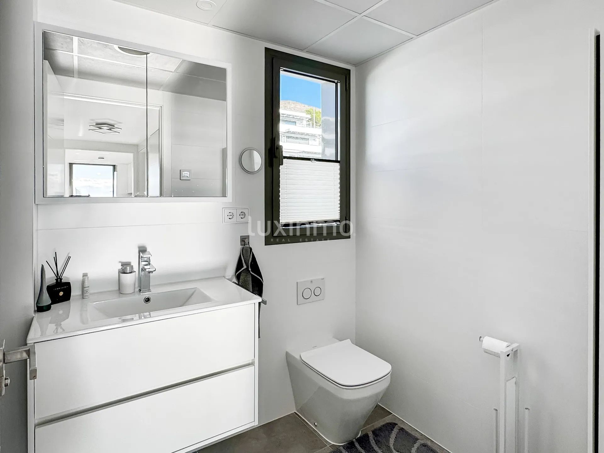 Luxurious appartment with sea & mountain views — photo 15