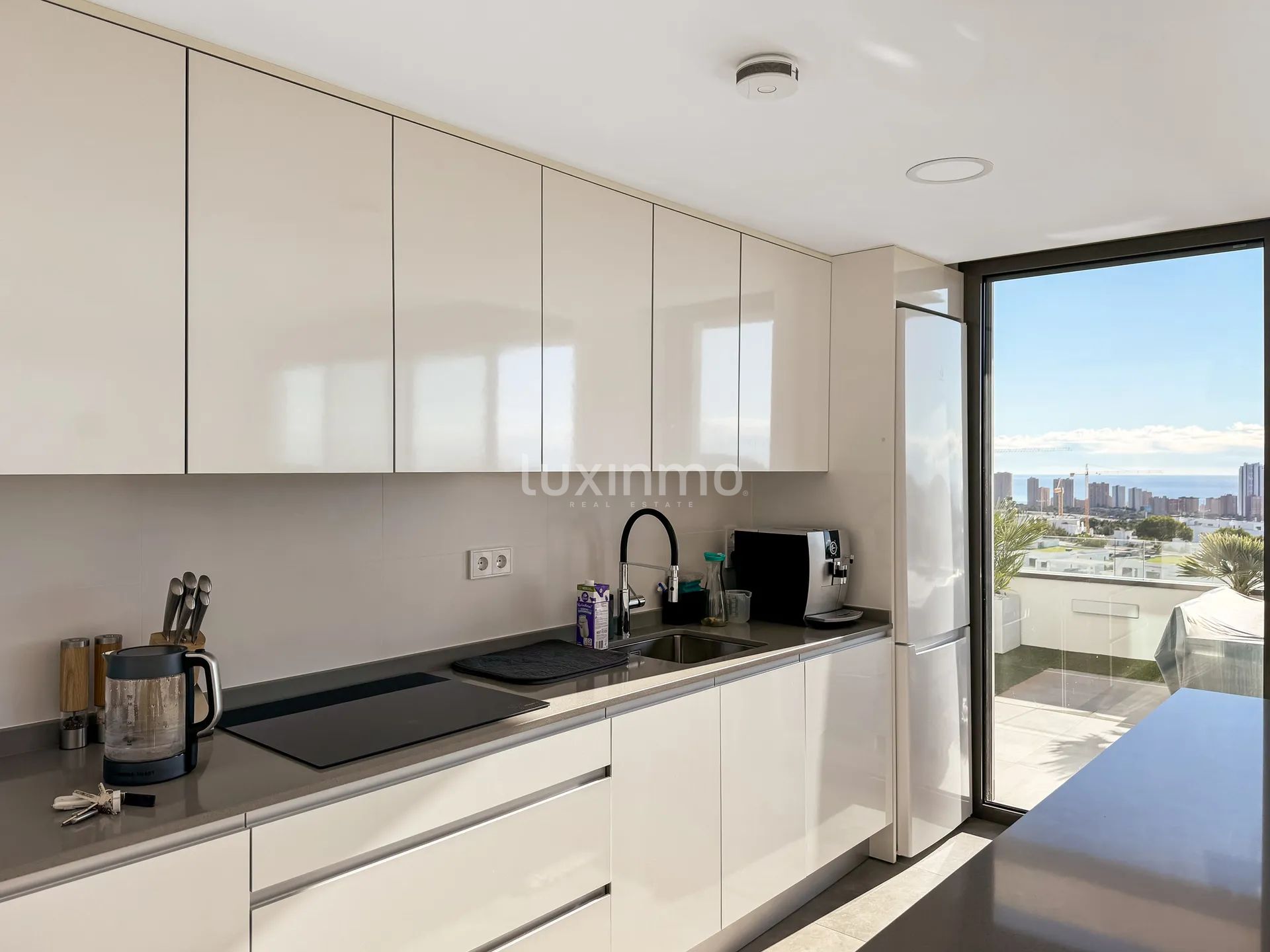 Luxurious appartment with sea & mountain views — photo 7