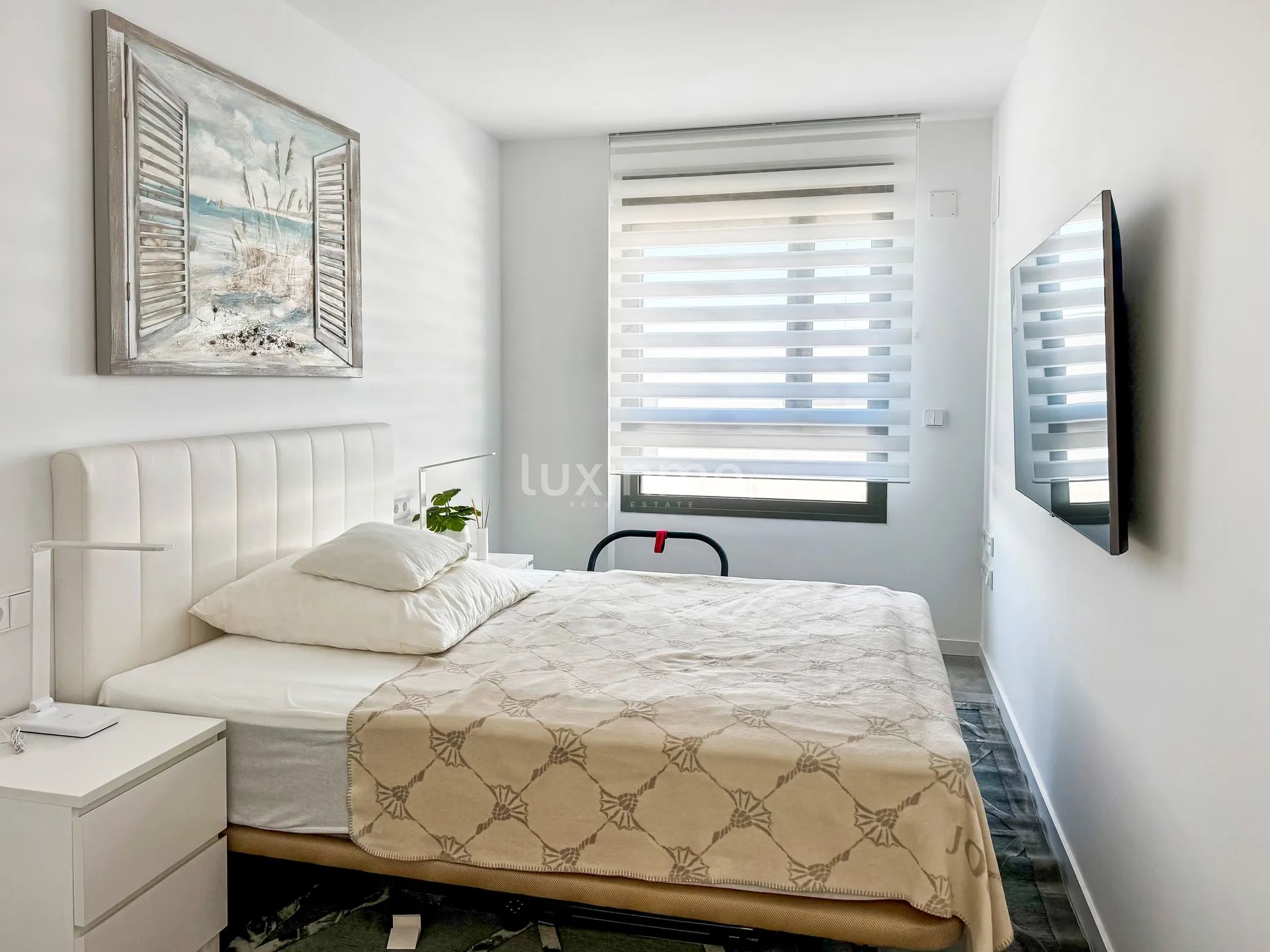 Luxurious appartment with sea & mountain views — photo 17