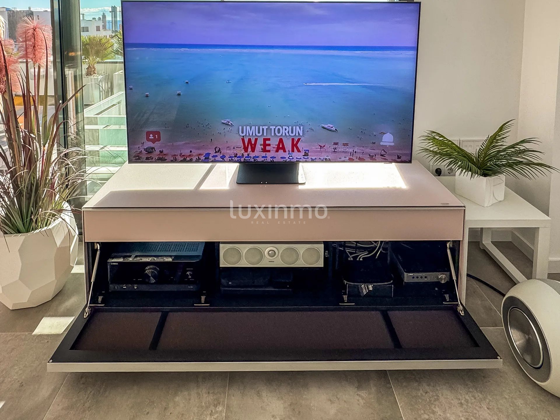 Luxurious appartment with sea & mountain views — photo 14