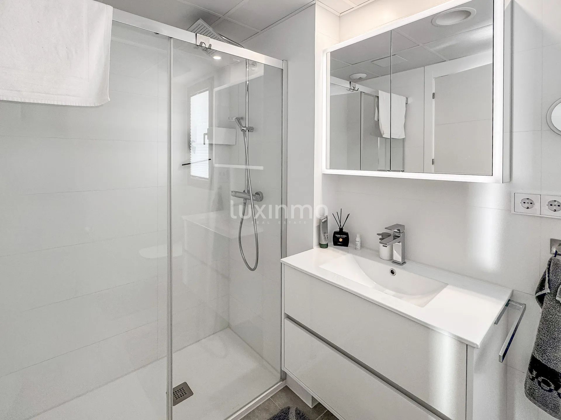 Luxurious appartment with sea & mountain views — photo 16