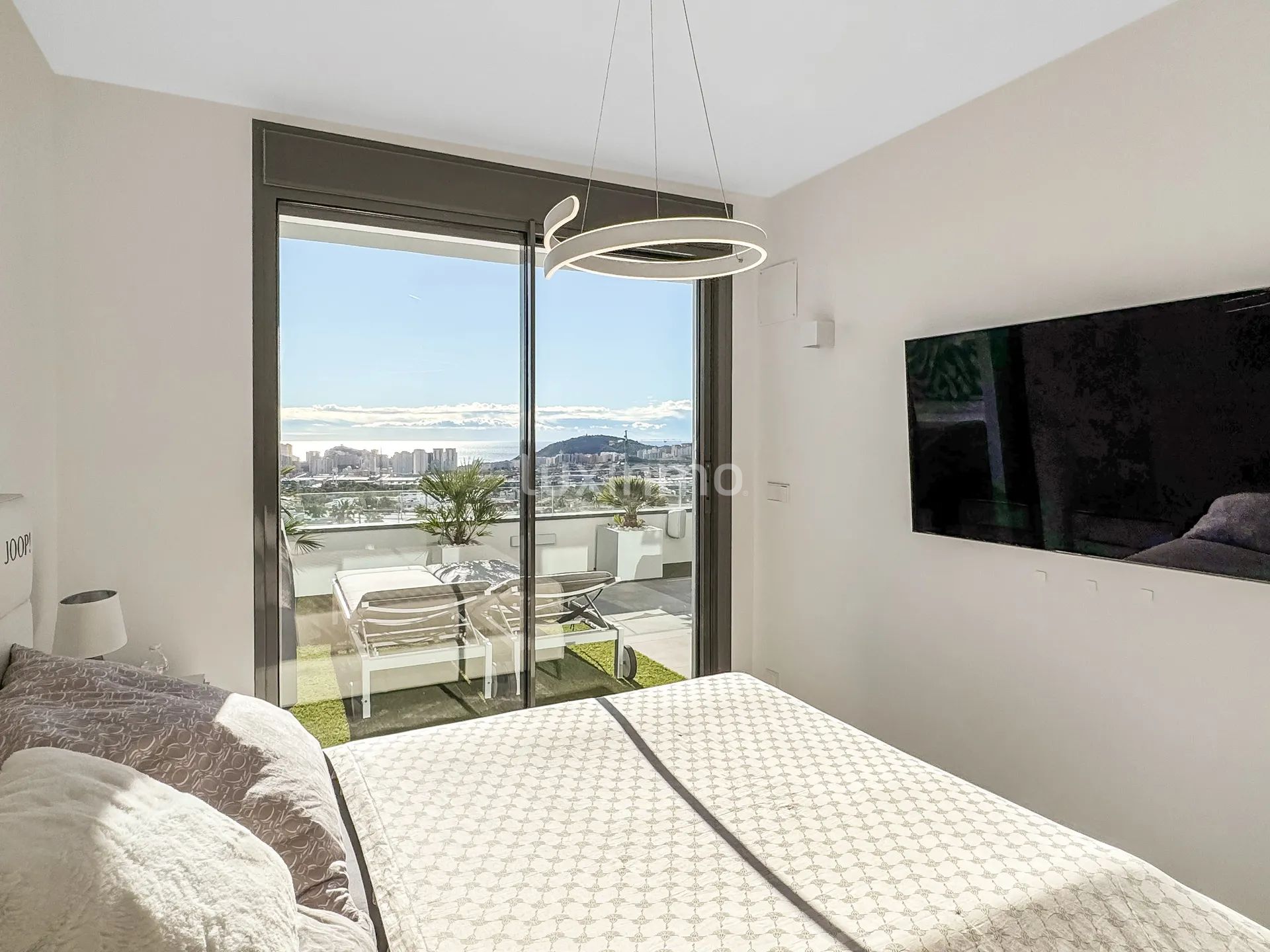 Luxurious appartment with sea & mountain views — photo 18