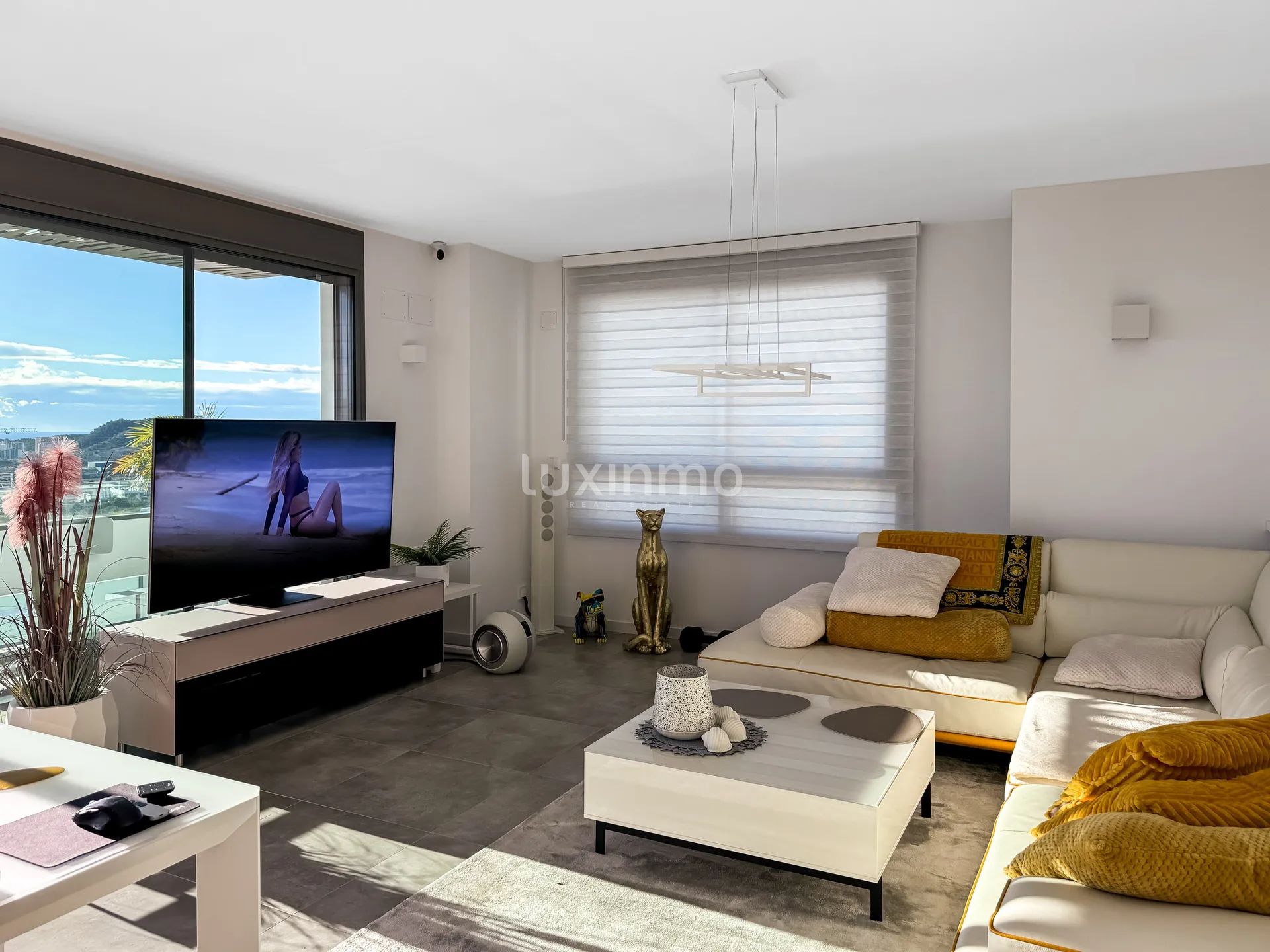 Luxurious appartment with sea & mountain views — photo 10