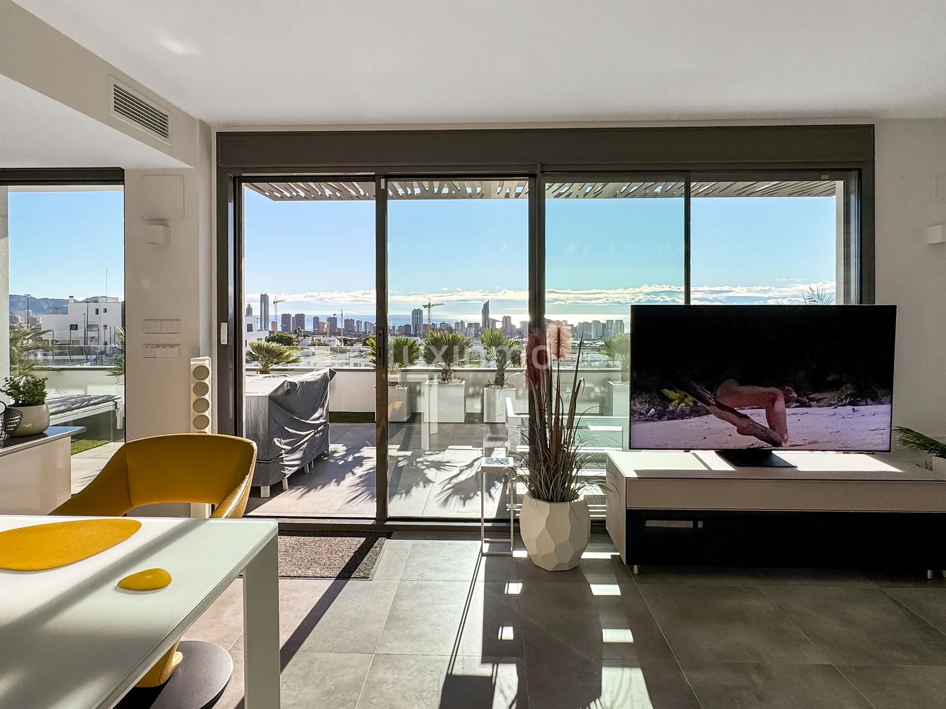 Luxurious appartment with sea & mountain views — photo 13