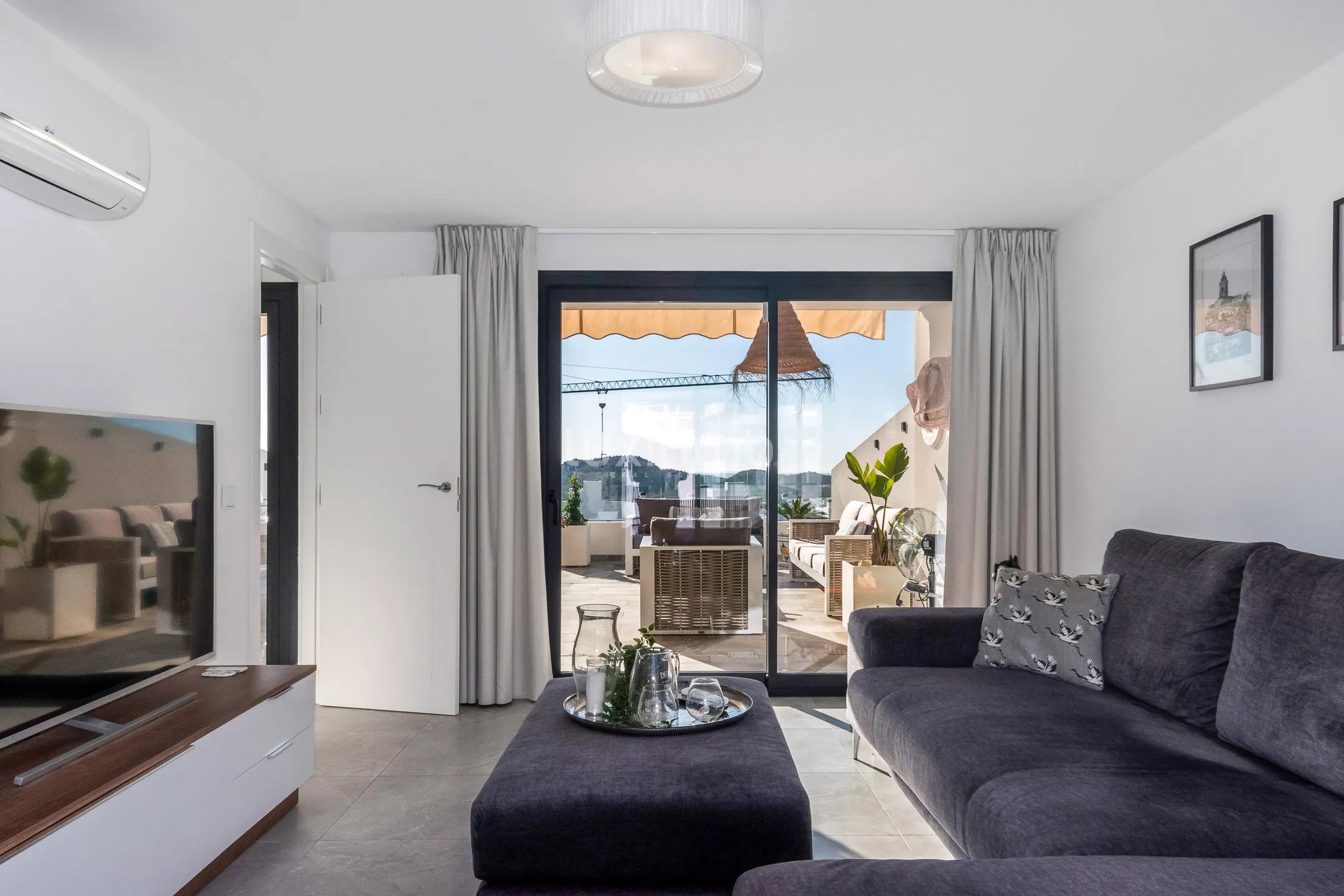 Modern penthouse with beautiful sea views in Balcon de Finestrat — photo 35