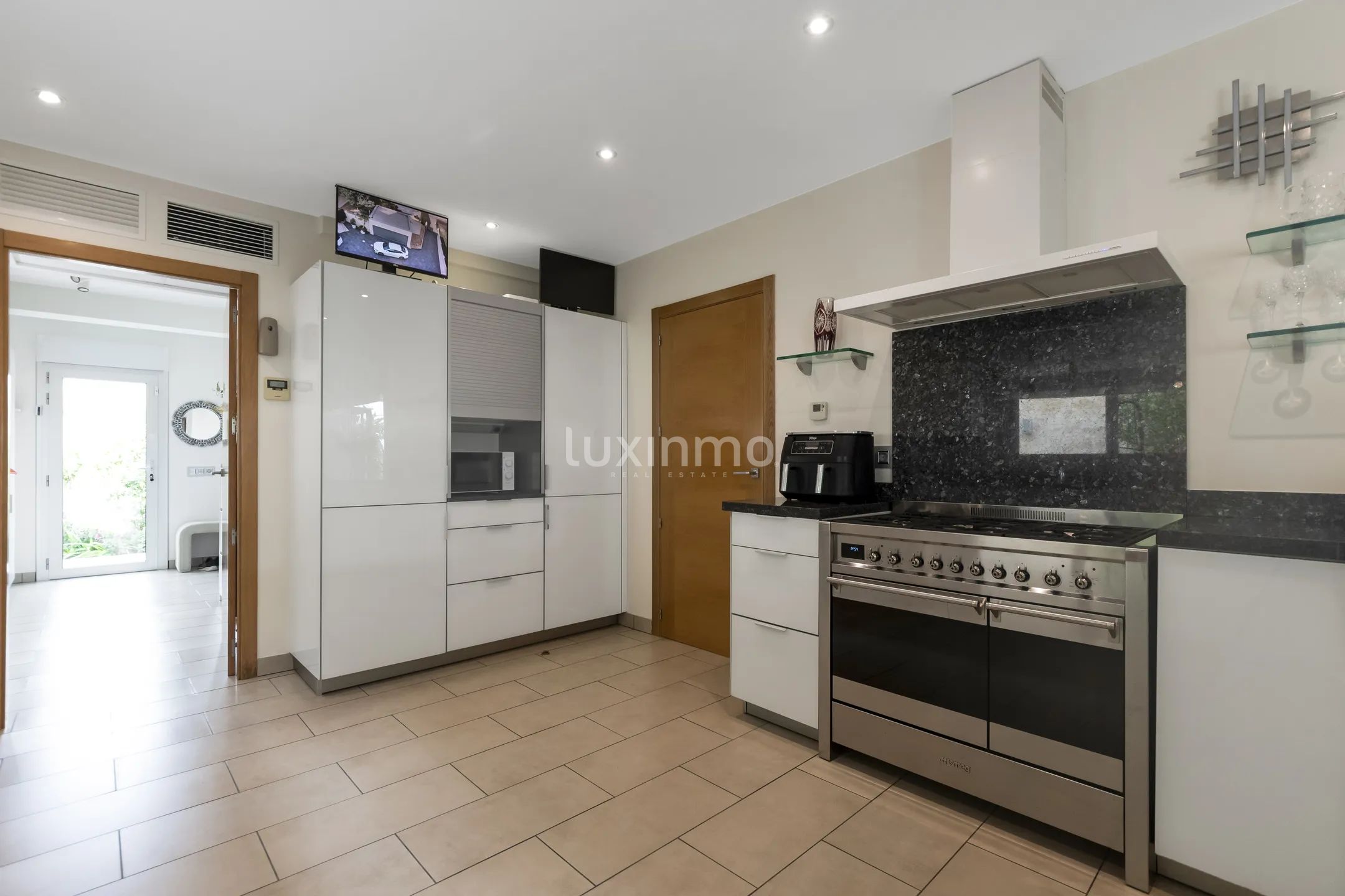 Exclusive luxury villa with panoramic sea views — photo 13