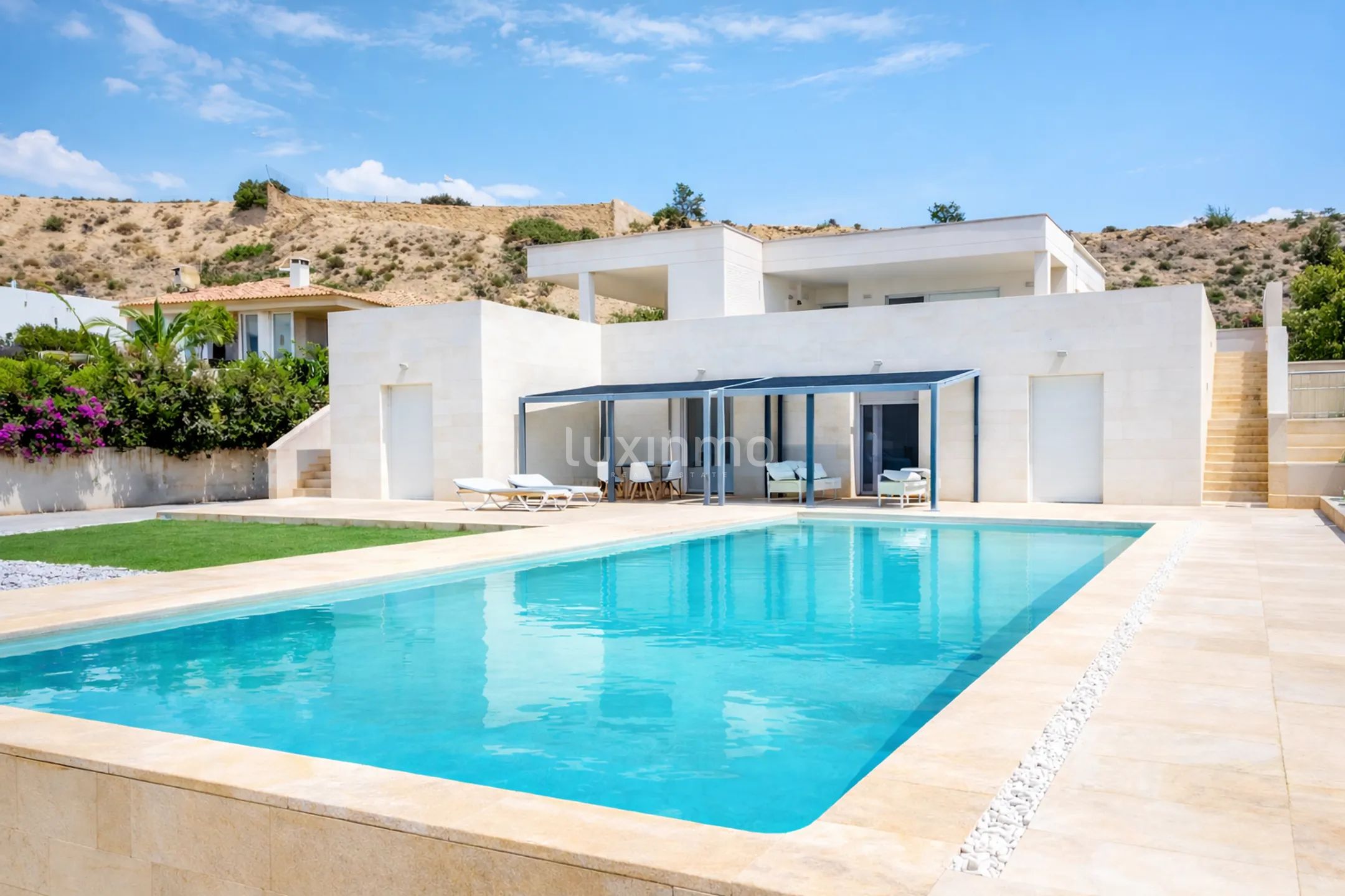 Villa met 5 slaapkamers, zonnepanelen, zwembad en uitzicht op zee in Alicante — photo 1