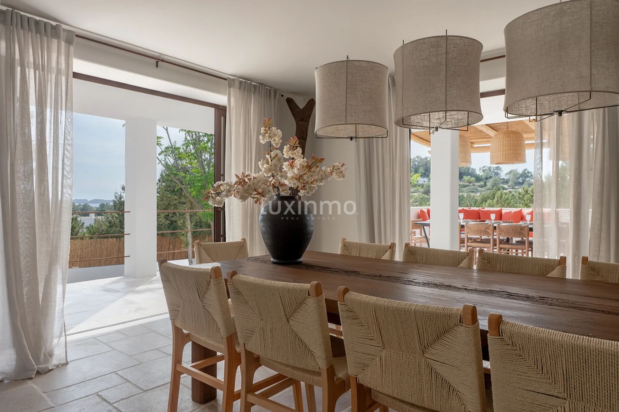 An bicencan retreat where organic design meets island living — photo 36