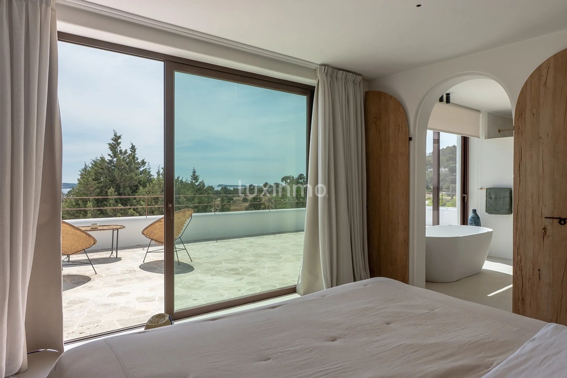 An bicencan retreat where organic design meets island living — photo 41