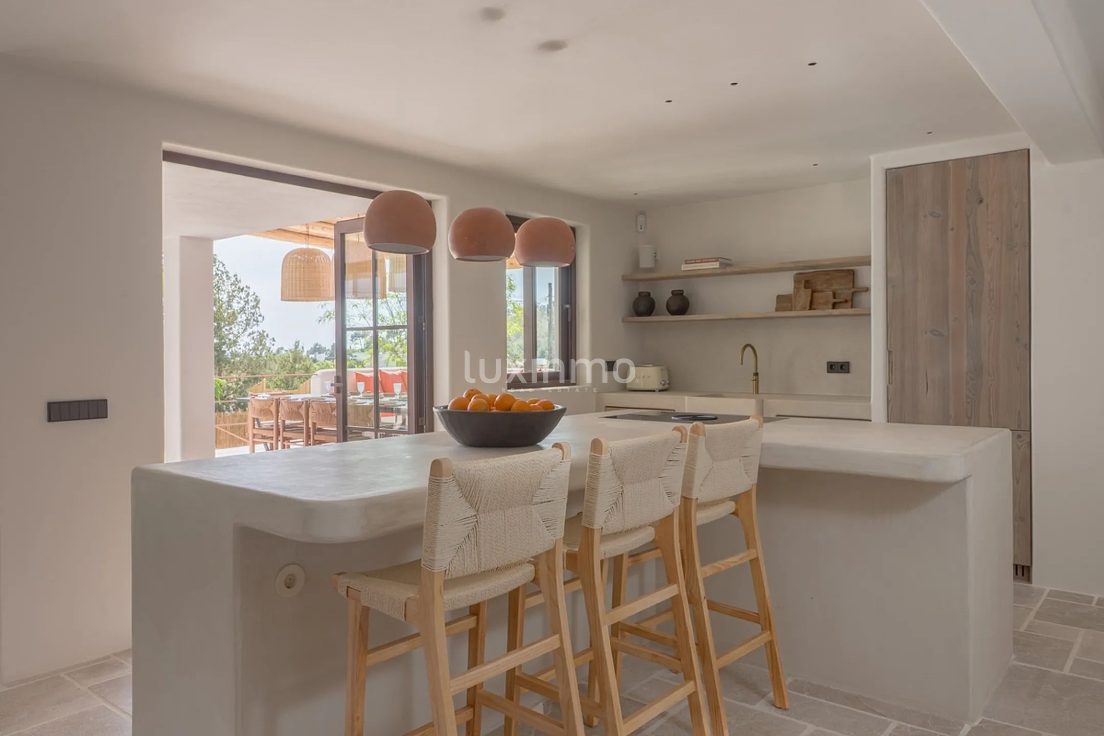 An bicencan retreat where organic design meets island living — photo 39