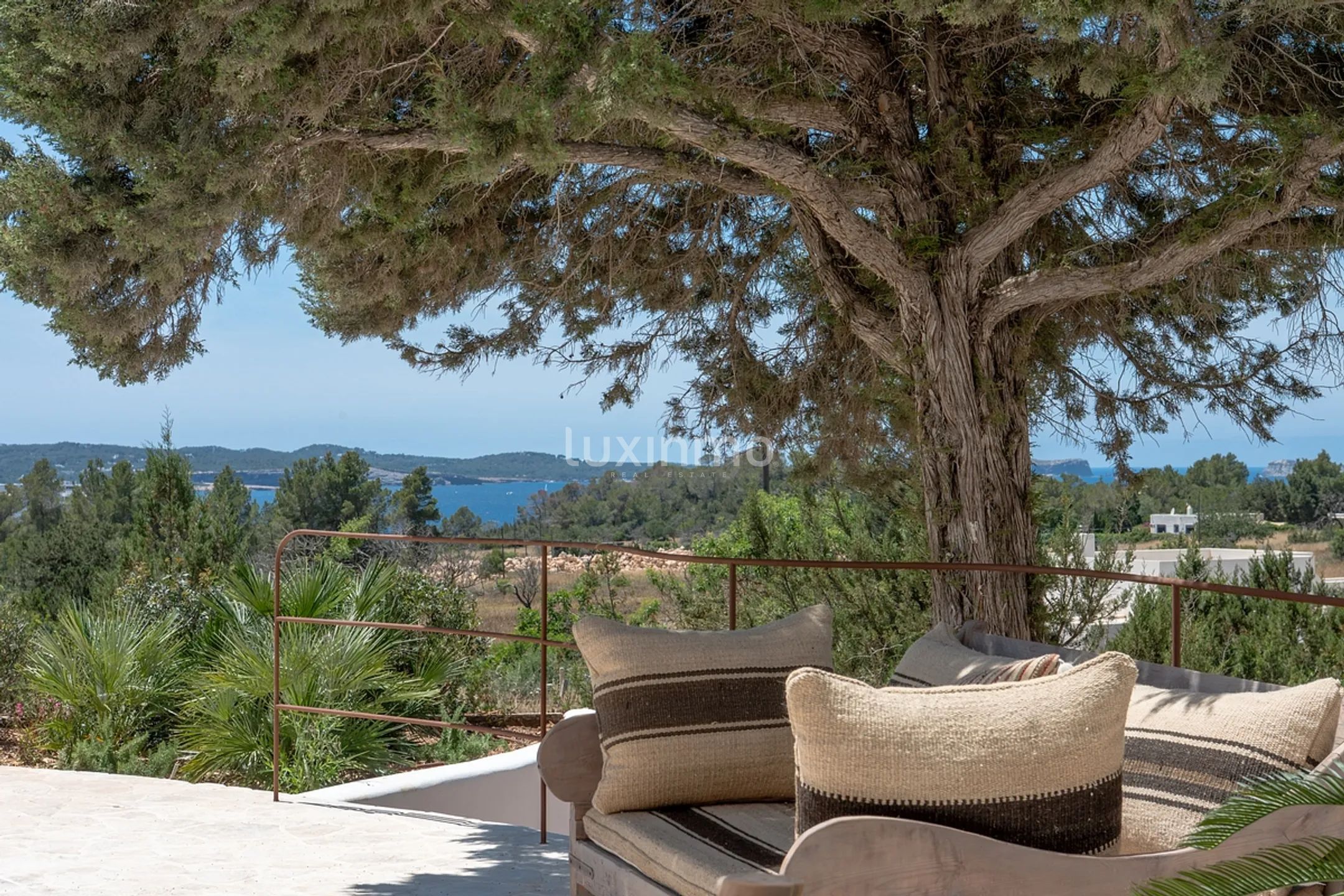 An bicencan retreat where organic design meets island living — photo 29