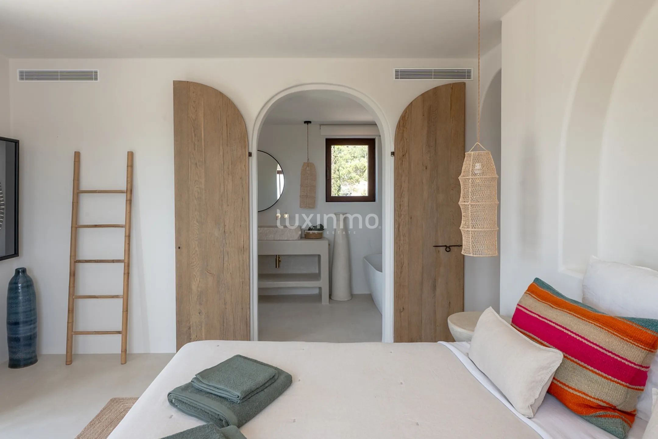 An bicencan retreat where organic design meets island living — photo 48